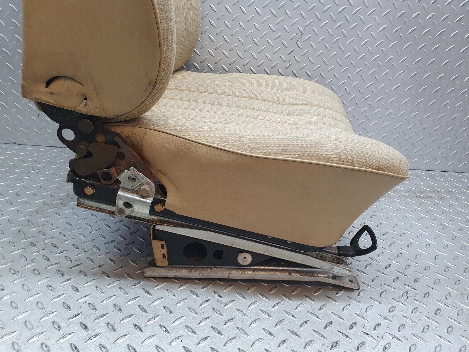 44053 Mercedes-Benz C123 230CE Coupe Front Left Seat Beige 1239104150