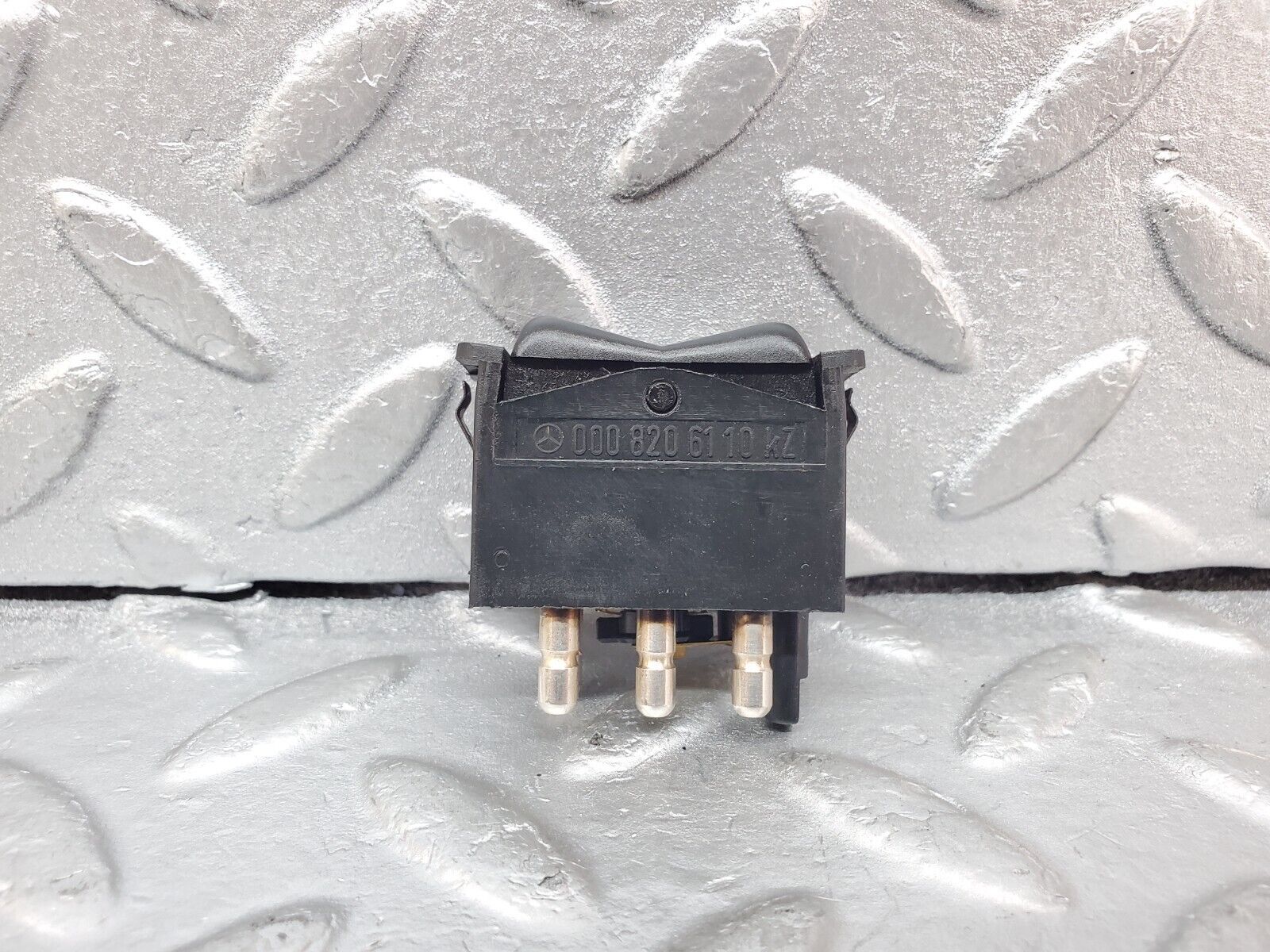 44362 Mercedes-Benz W123 280E Rear Windscreen Defroster Switch 0008206110