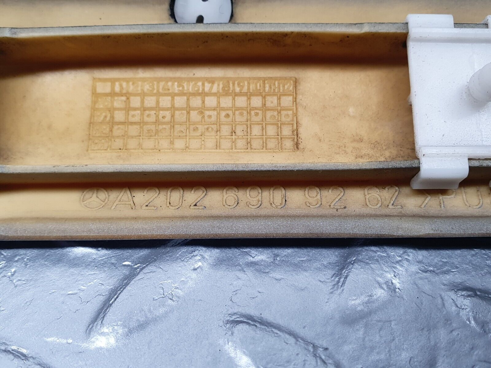 41802 Mercedes-Benz W202 C200 Front Right Fender Wing Centre Moulding 2026909262