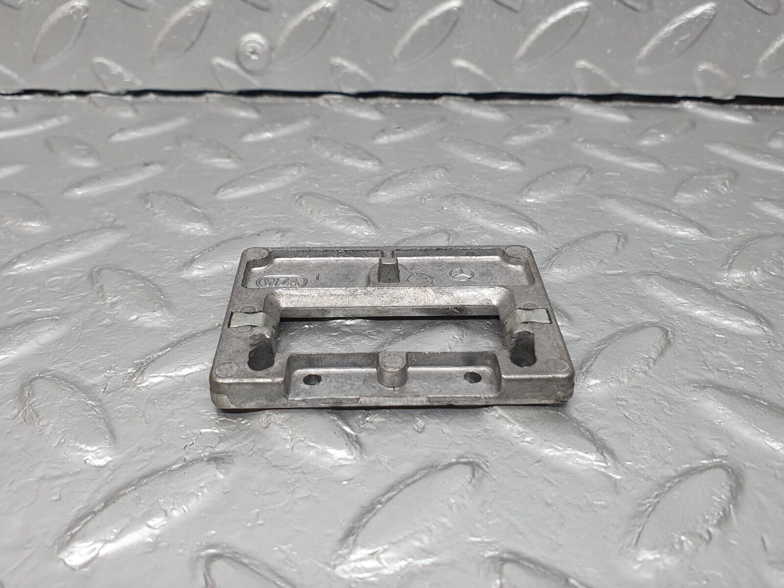 41667 Mercedes-Benz W124 200E Rear View Mirror Bracket