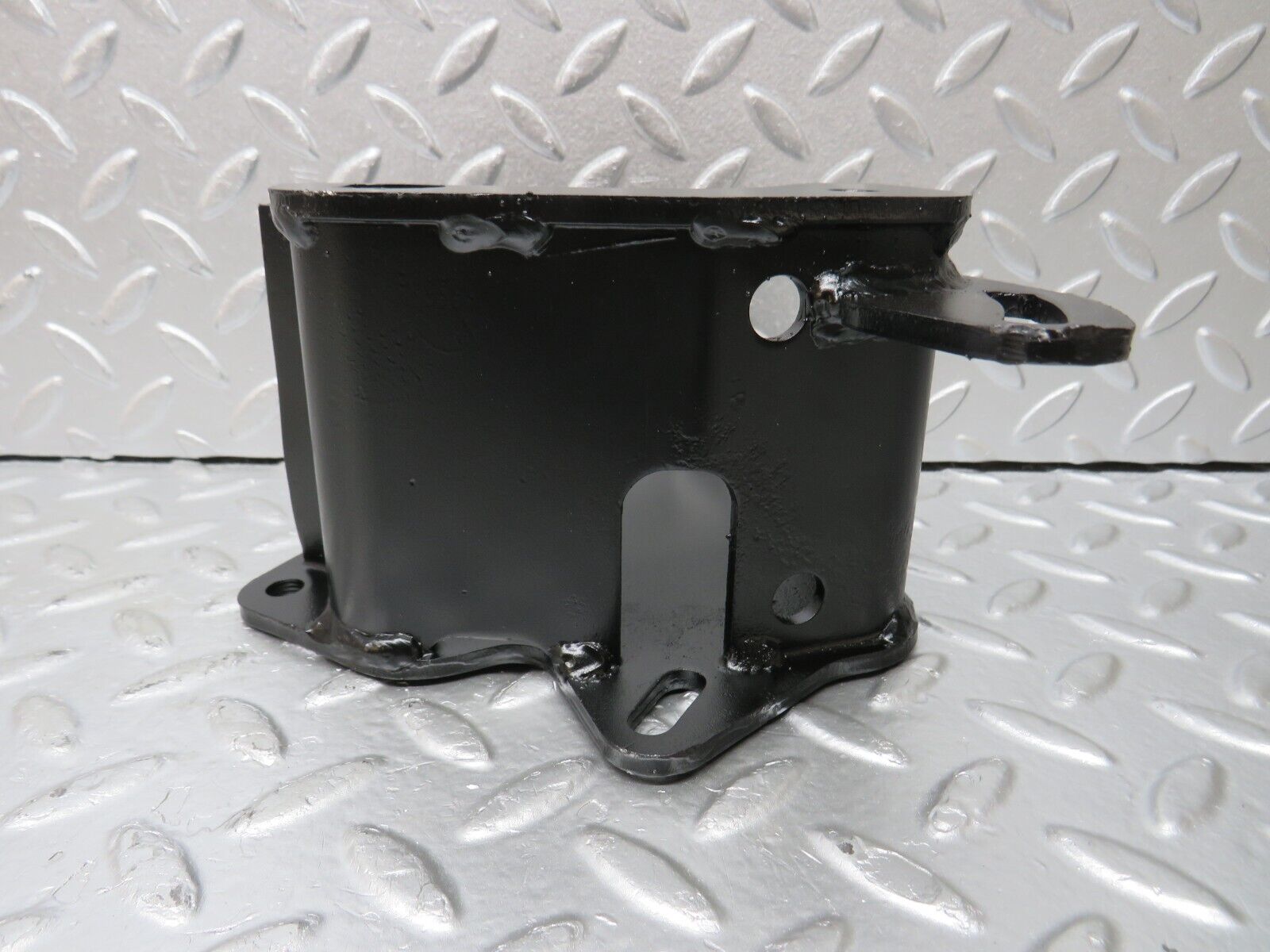 33086 Mercedes-Benz C107 R107 350 V8 Power Steering Pump Bracket