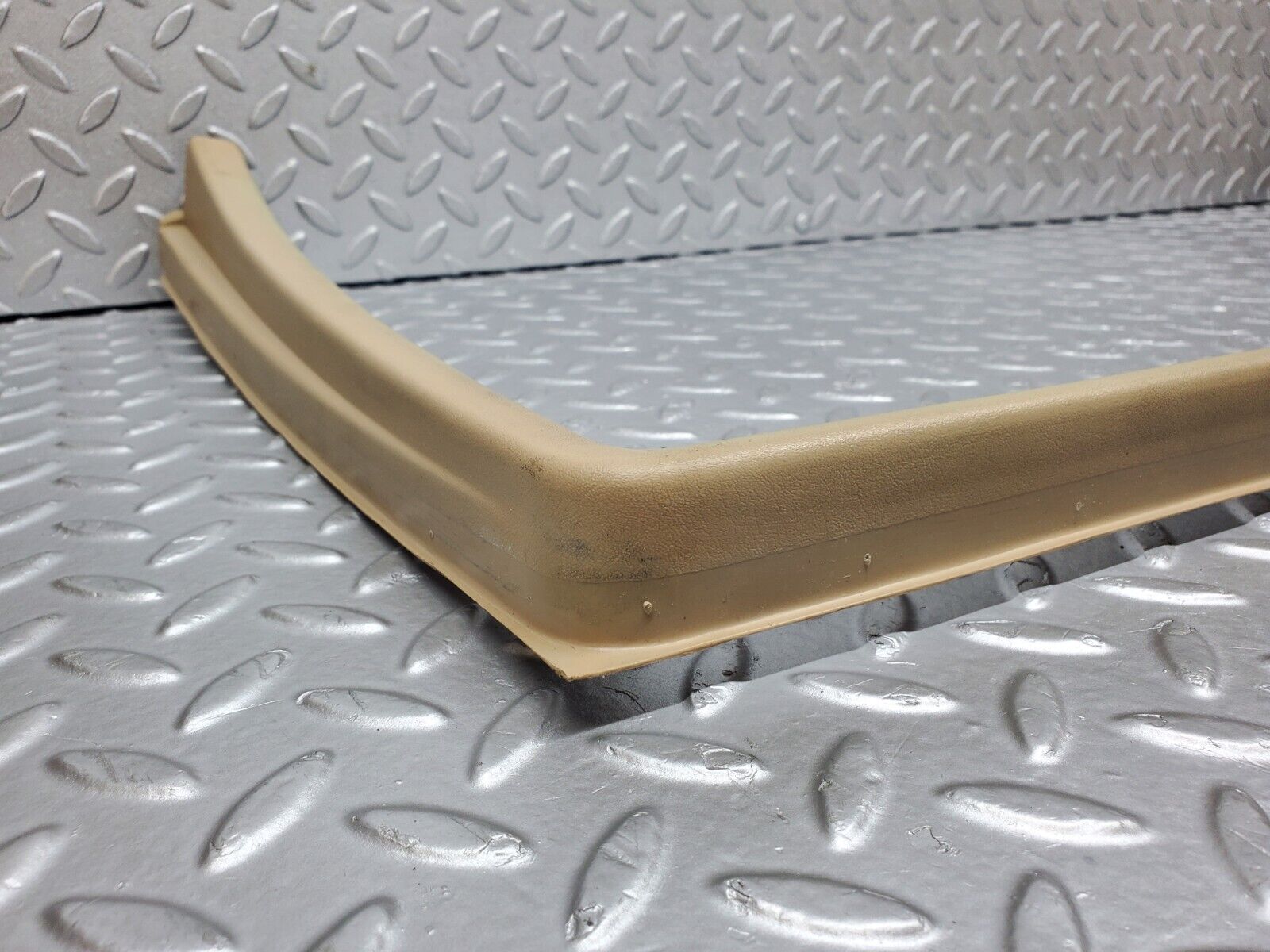 45862 Mercedes-Benz W126 420SE Rear Left Door Window Frame Cover 1267350571