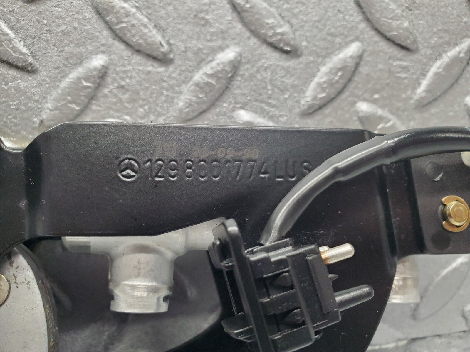 47016 Mercedes-Benz R129 320SL Coupe Rear Right Roof Lock Mechanism 1298001774