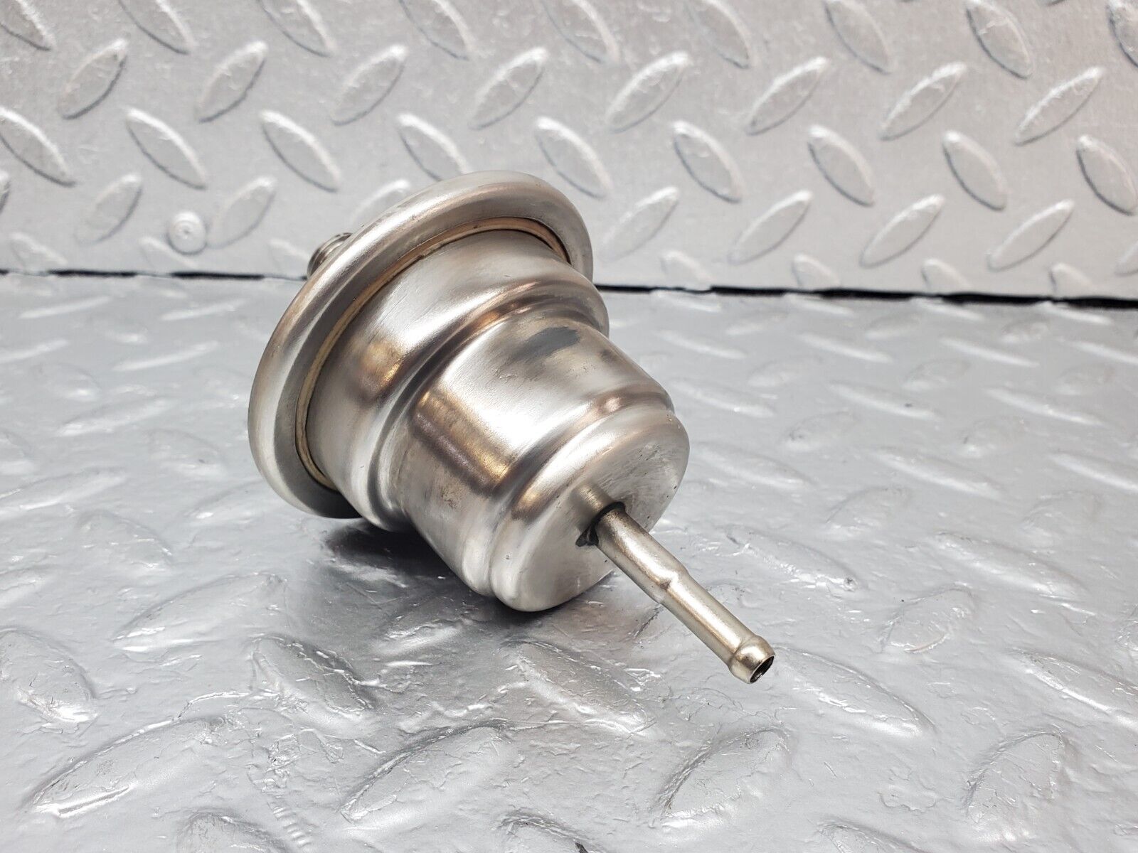 44287 Mercedes-Benz W123 280E Fuel Pressure Regulator 0004760621