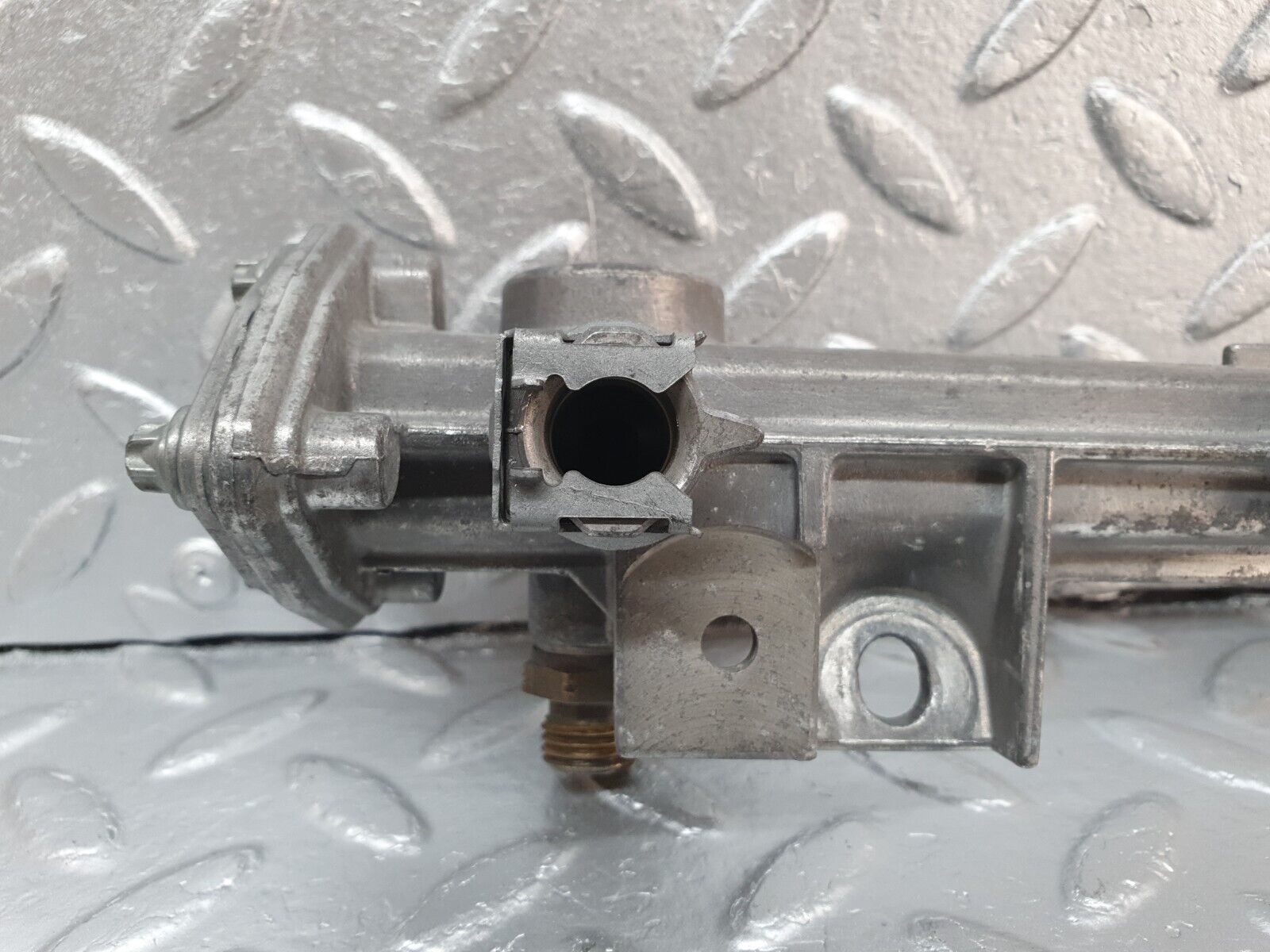 41883 Mercedes-Benz W202 C200 Fuel Injector Rail 1110781045 0000781889