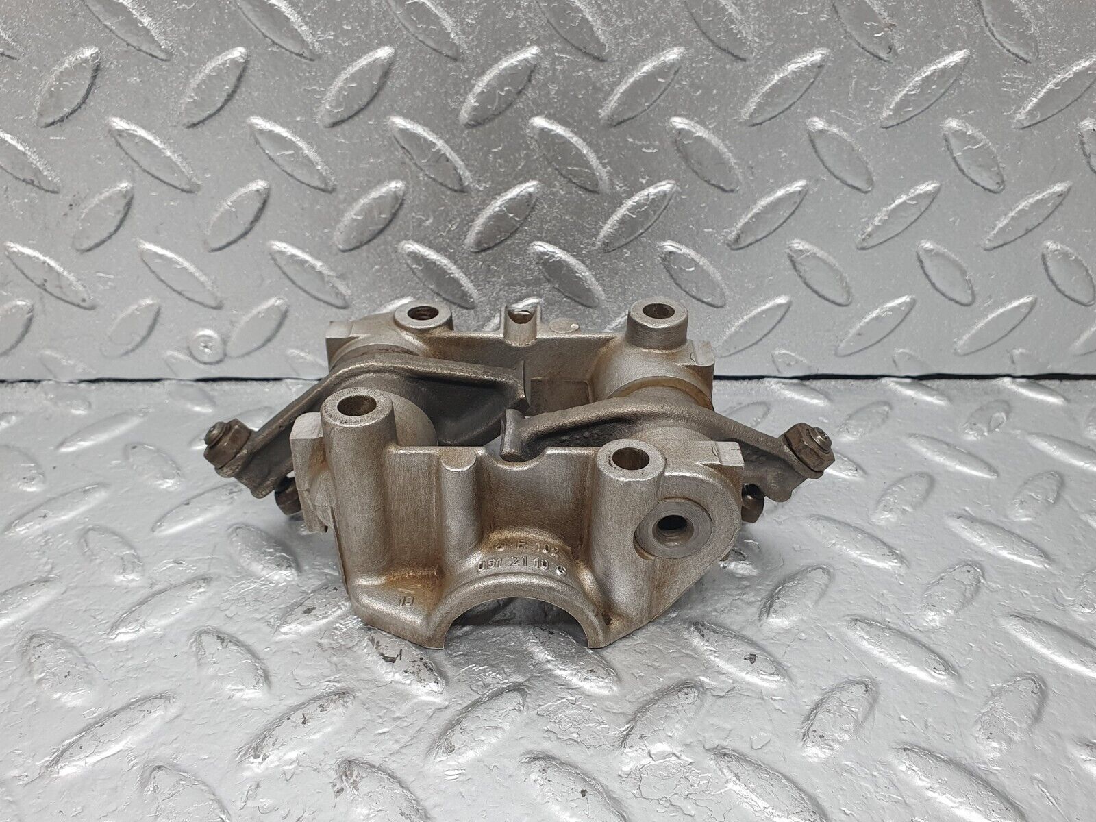 44009 Mercedes-Benz C123 230CE Rocker Arms Camshaft Bearing Block 1020512110