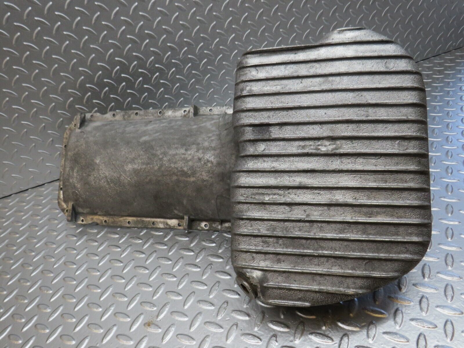 33044 Mercedes-Benz C107 R107 350 V8 Oil Pan Oil Sump 1160102913 1160140166