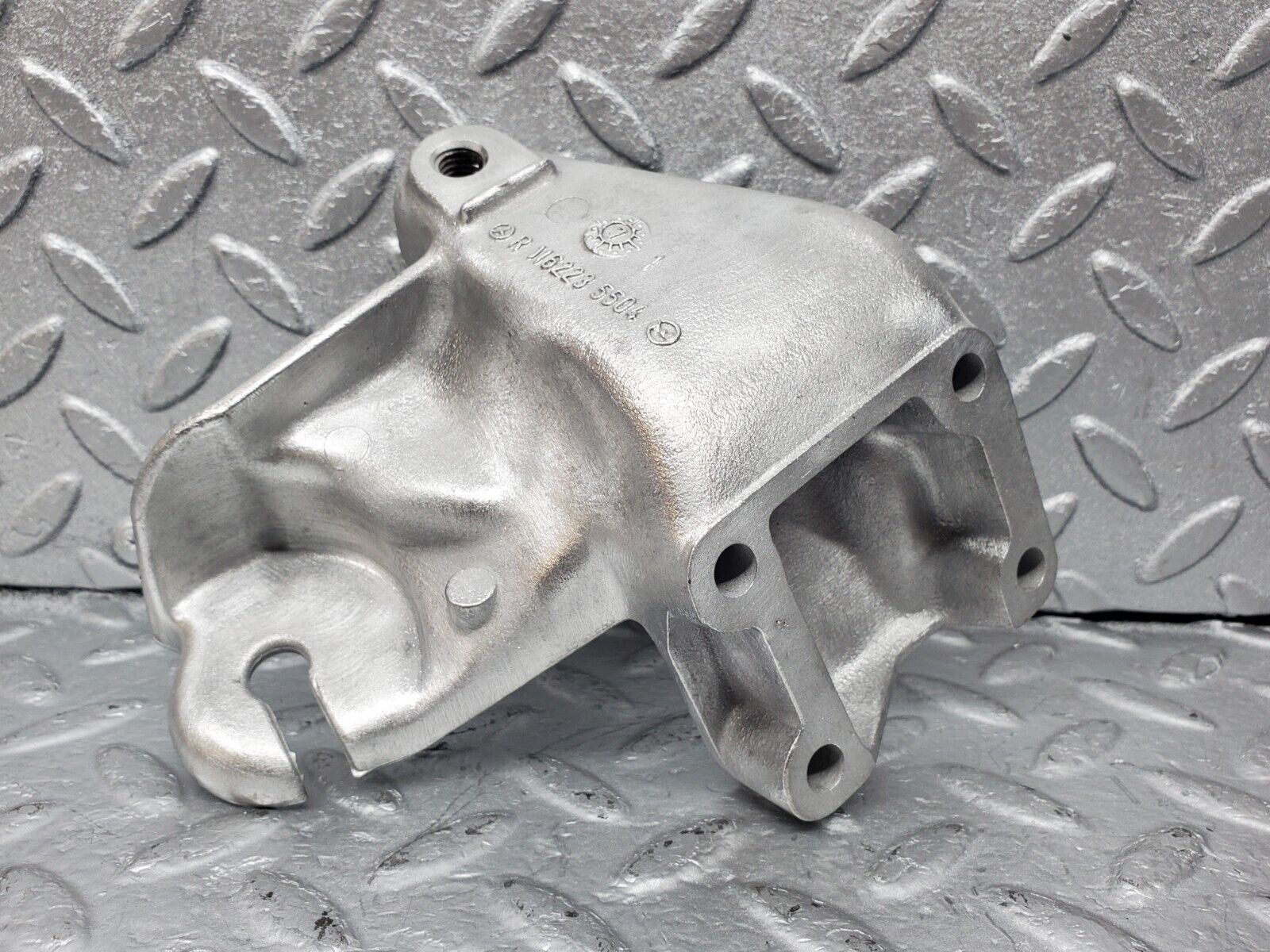 45924 Mercedes-Benz W126 420SE Engine Mount Bracket Right Side 1162235504