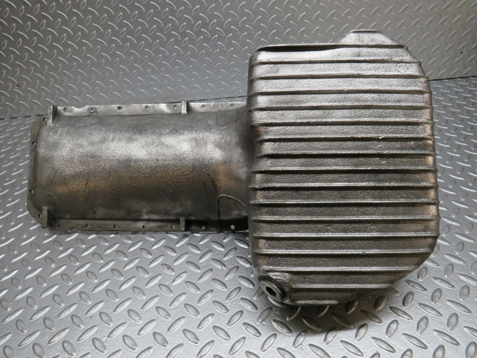 32811 Mercedes-Benz C107 R107 350 V8 Oil Pan Oil Sump 1160102913 1160140166