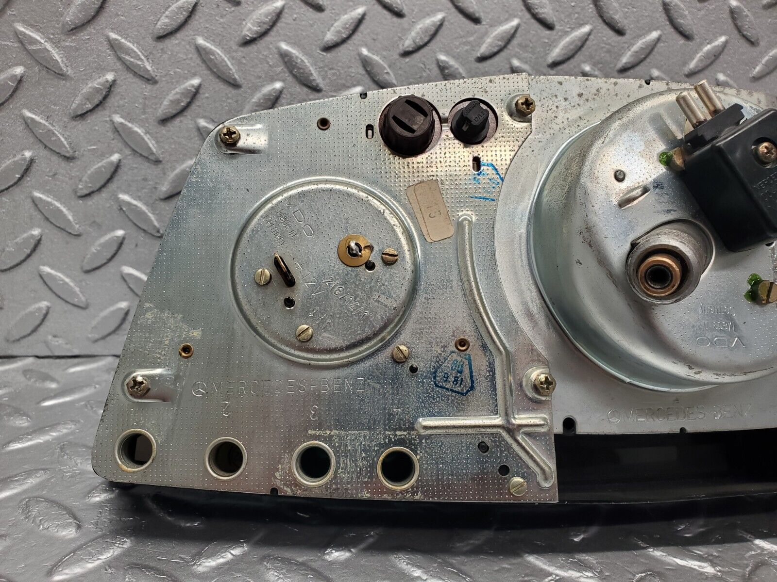 46454 Mercedes-Benz C123 280CE Coupe Instrument Cluster 1235423701