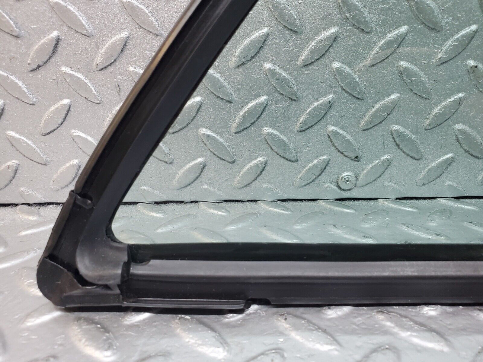 44636 Mercedes-Benz W124 220E Rear Right Quarter Window Glass 1247350624