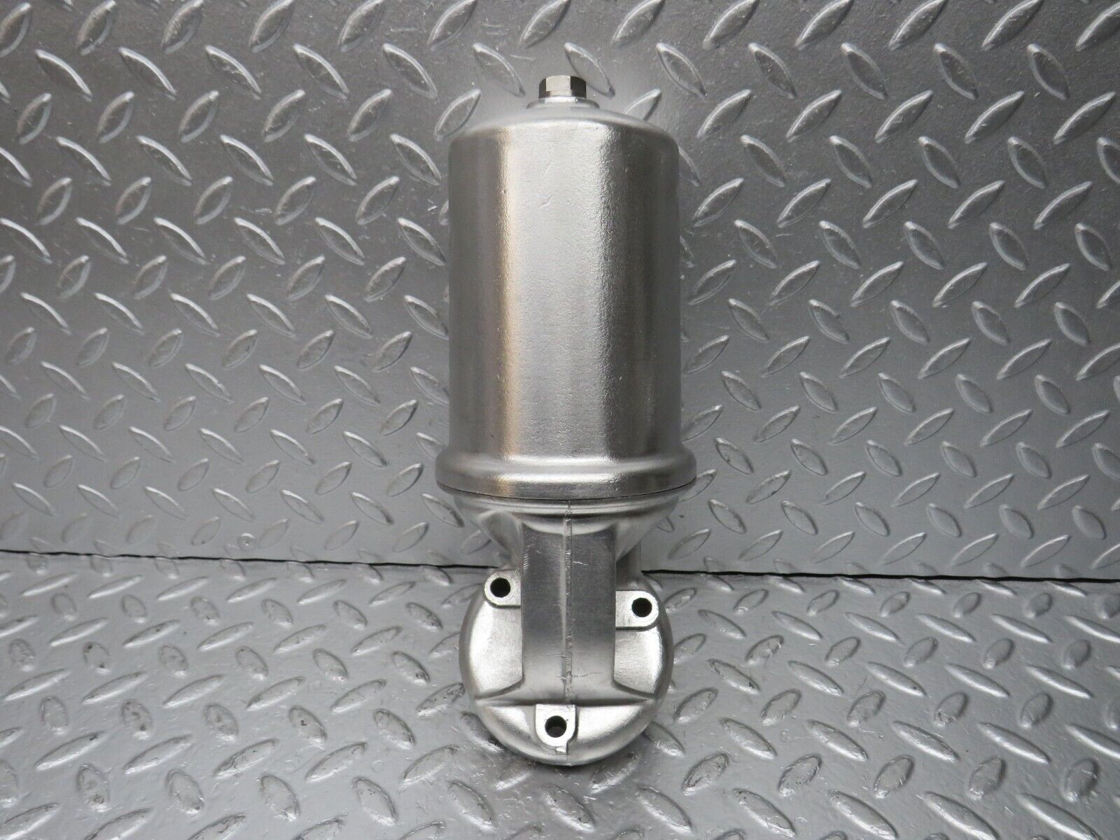 33078 Mercedes-Benz C107 R107 350 V8 Oil Filter Housing 1161840309