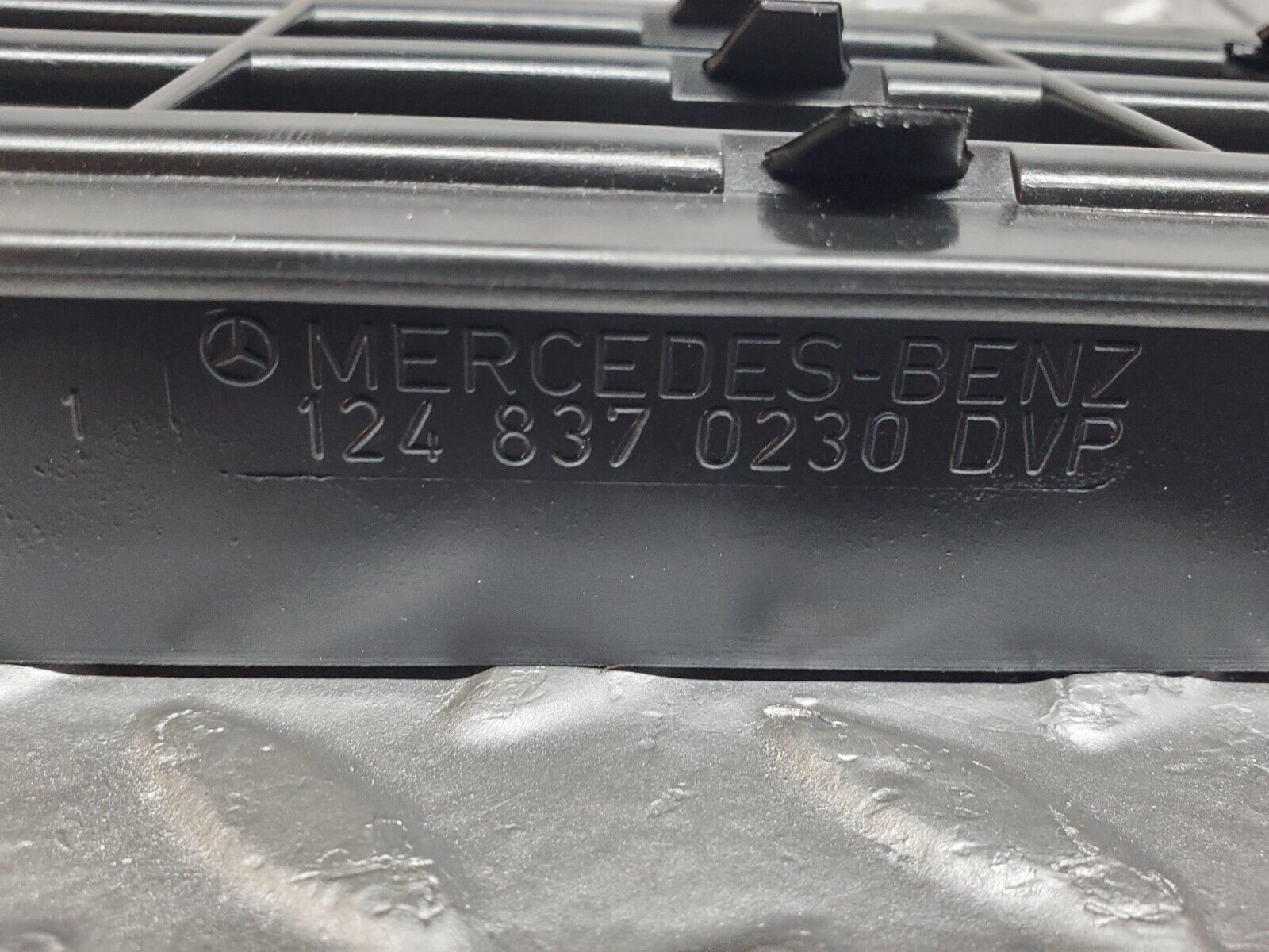 44734 Mercedes-Benz W124 220E Rear Air Intake Vent Right 1248370230 1248370242