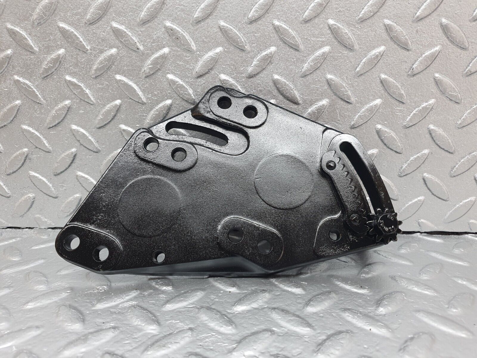 43551 Mercedes-Benz C126 380SEC Coupe Power Steering Pump Bracket 1174661141