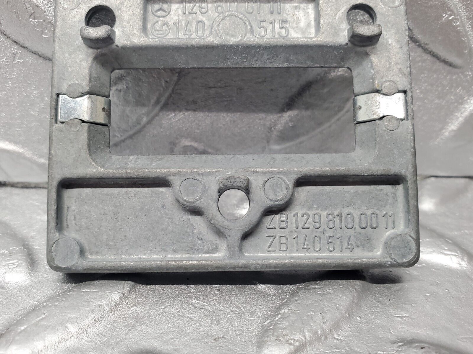 46780 Mercedes-Benz R129 320SL Coupe Rear View Mirror Bracket 1298110111 1298100011