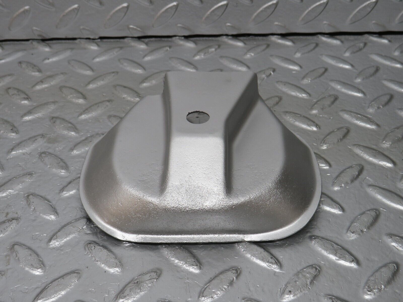 32991 Mercedes-Benz C107 R107 350 V8 Engine Mount Bracket