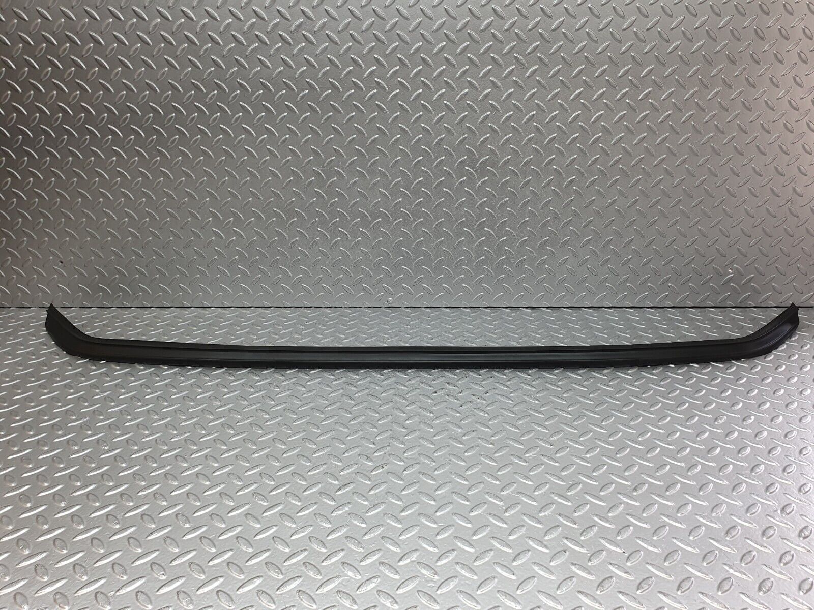 41714 Mercedes-Benz W124 200E Rear Windscreen Lower Rubber Seal