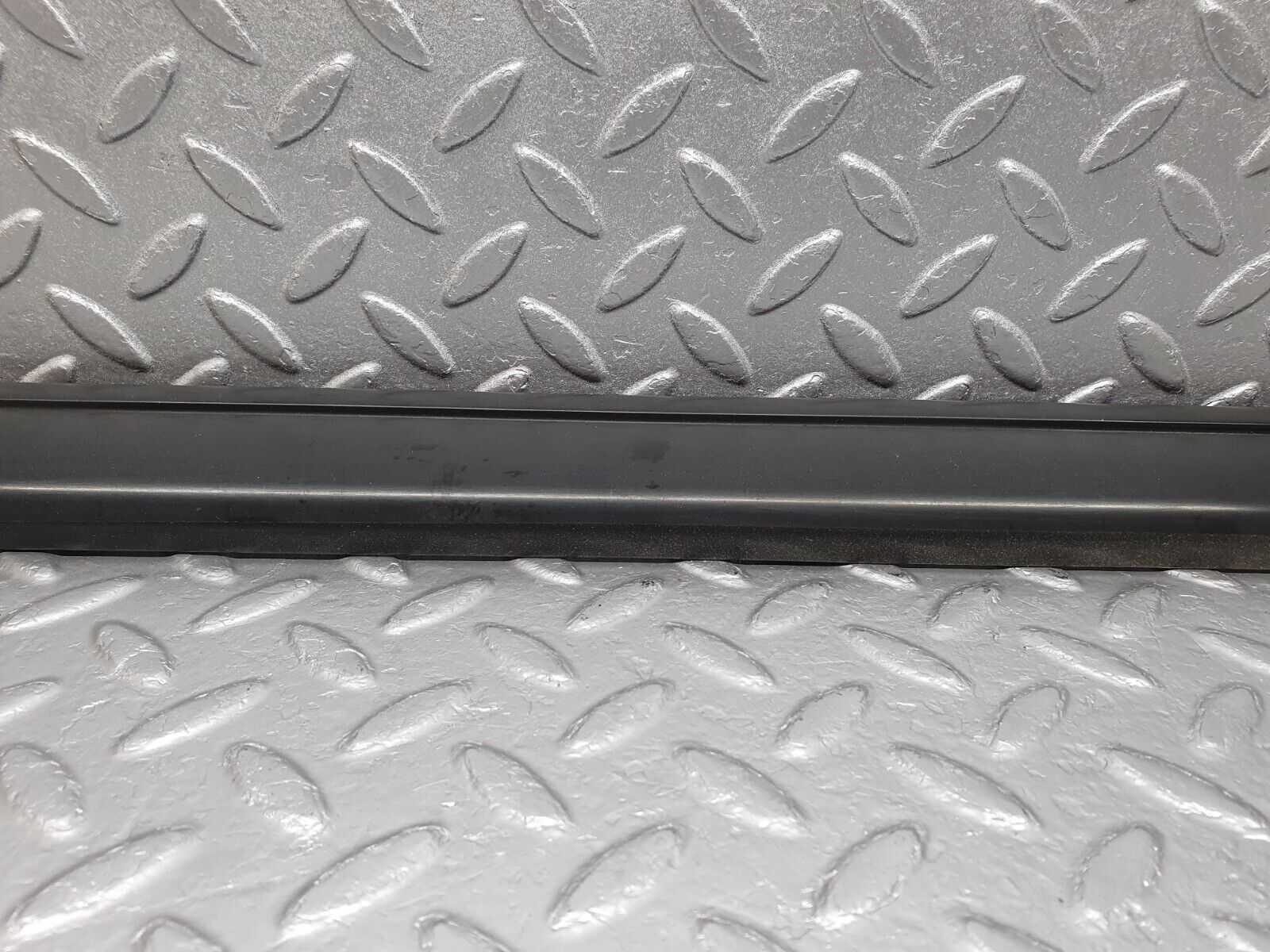 41683 Mercedes-Benz W124 200E Front Right Door Centre Moulding Trim