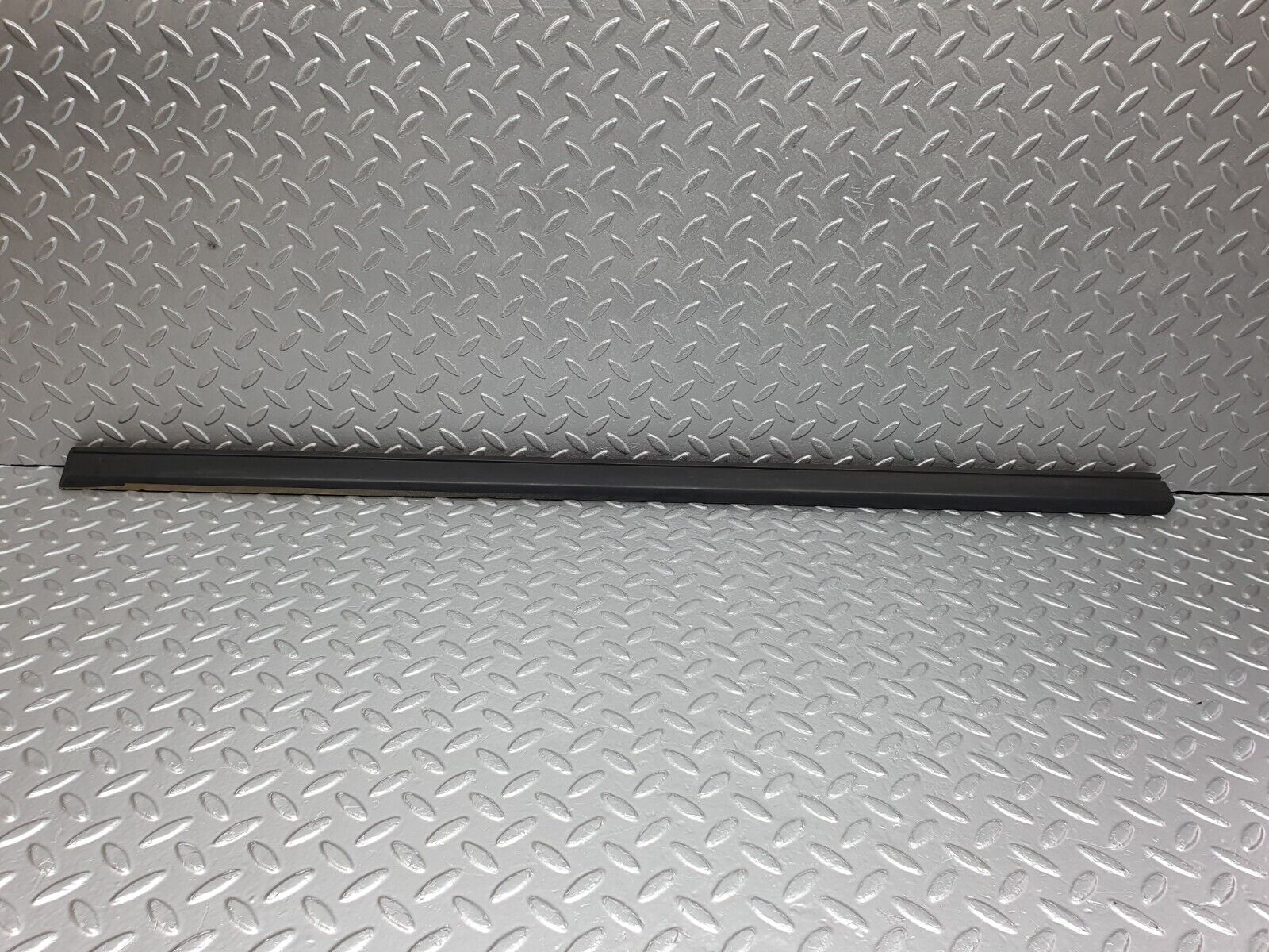 41682 Mercedes-Benz W124 200E Front Left Door Centre Moulding Trim