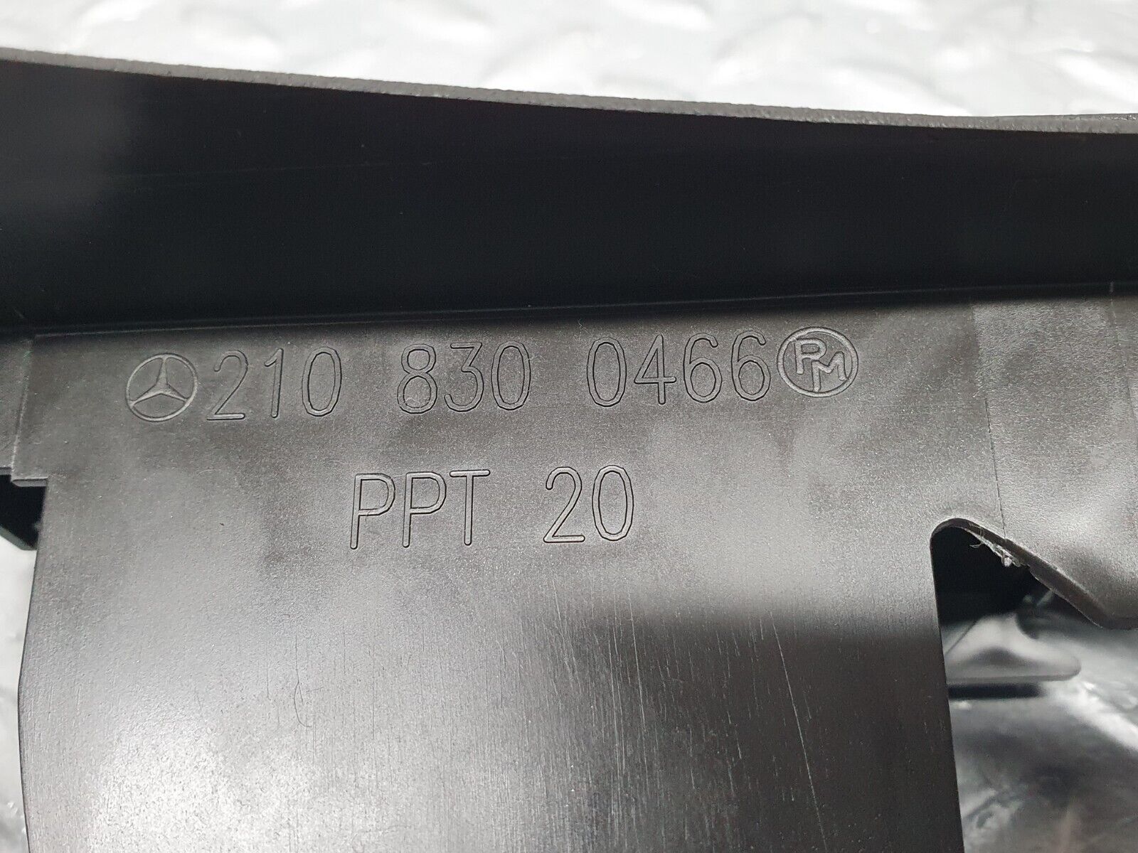 41877 Mercedes-Benz W202 C200 Under Dash Air Vent Pair 2108300366 2108300466