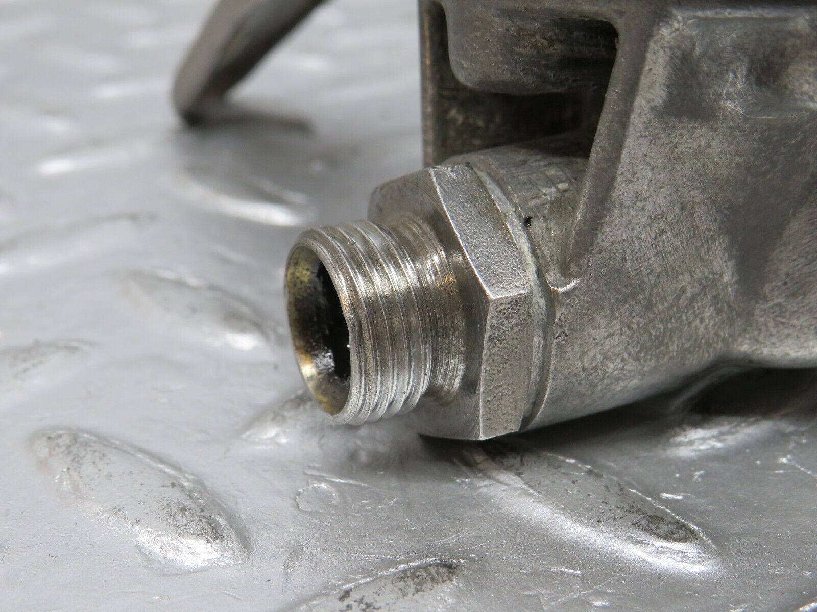 32788 Mercedes-Benz C107 R107 350 V8 Oil Pressure Damper 1161870194 1161870196