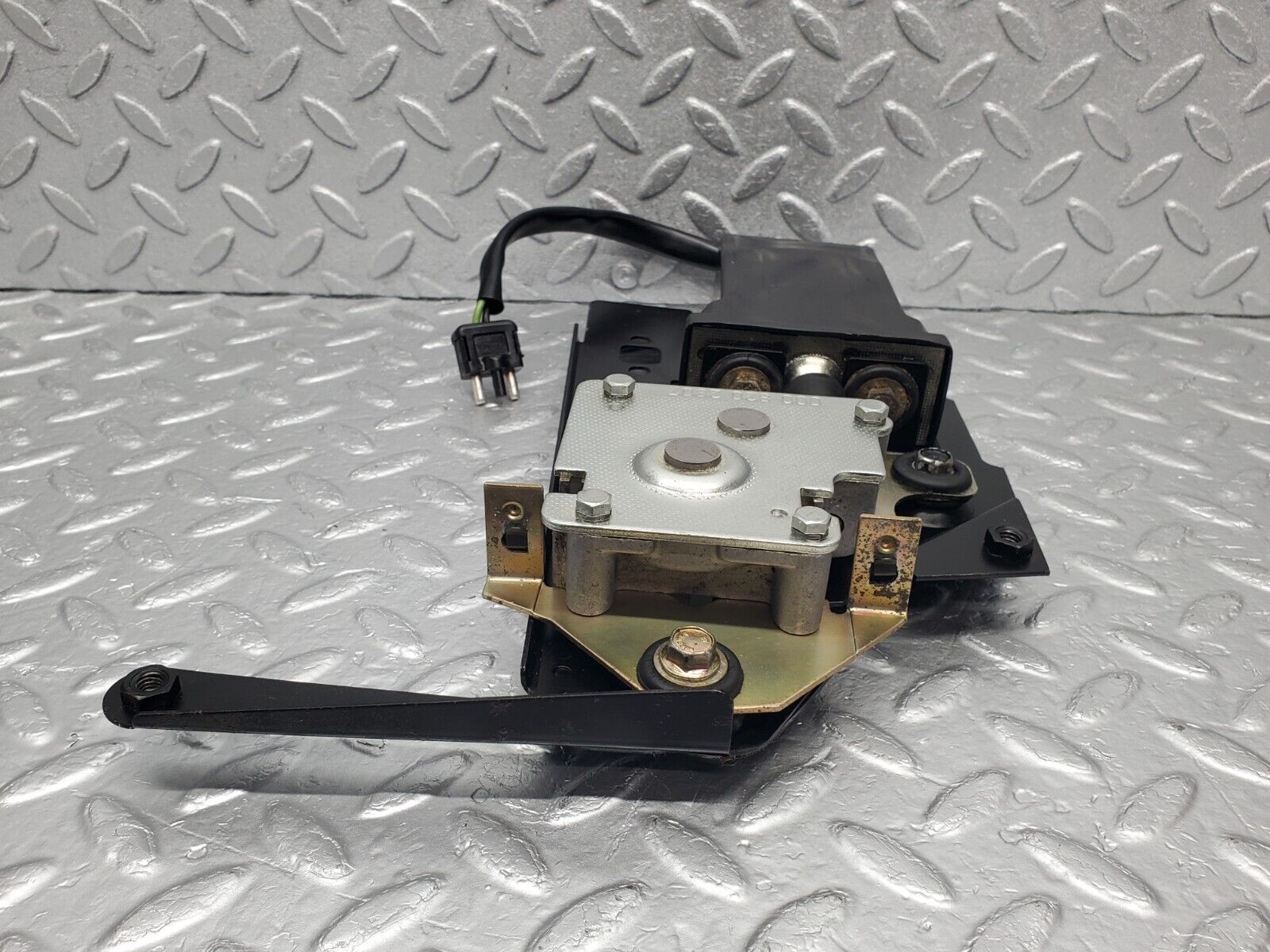 46469 Mercedes-Benz C123 280CE Coupe Sunroof Motor With Bracket 0008202807