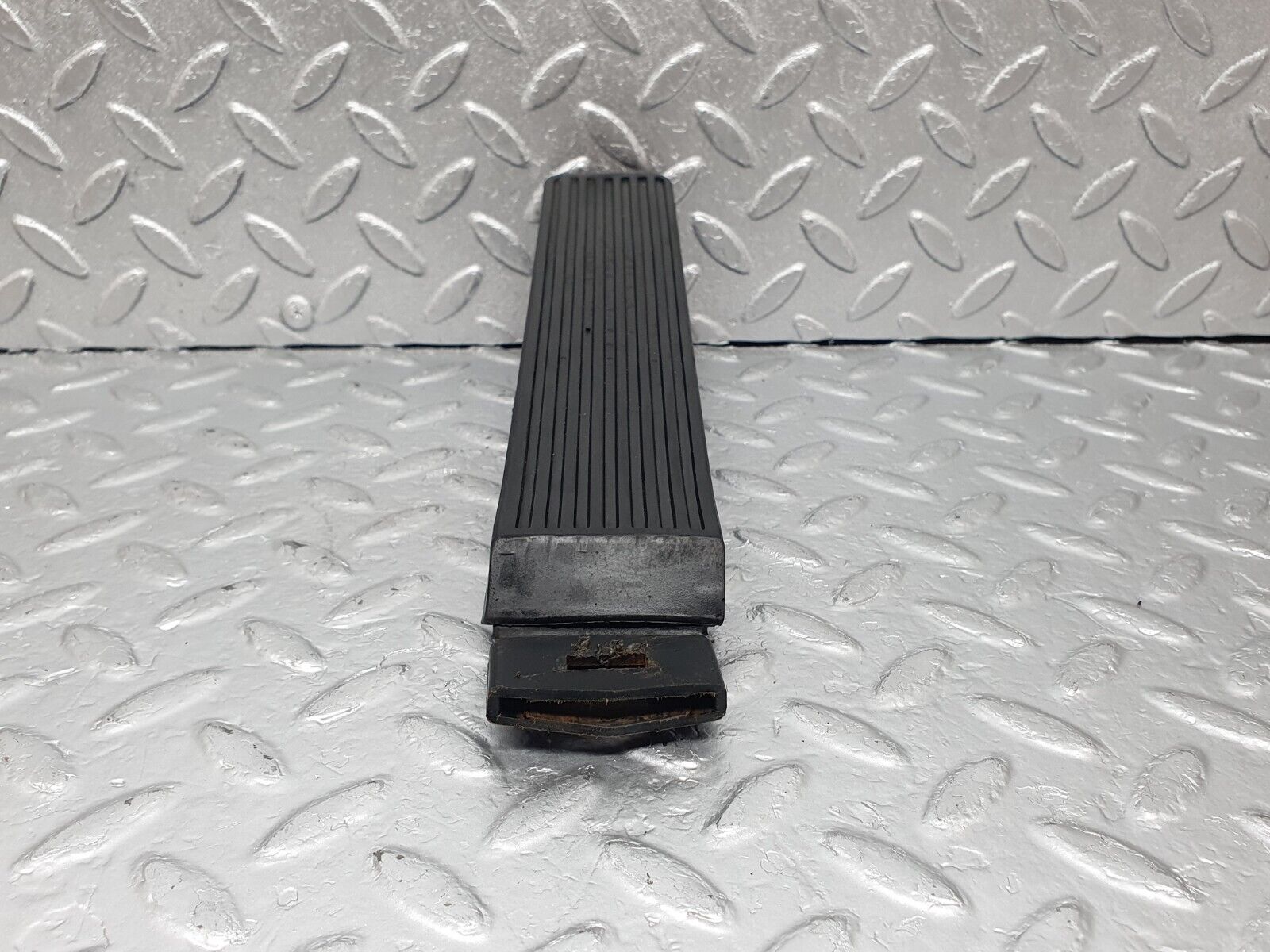 43638 Mercedes-Benz C126 380SEC Coupe Accelerator Pedal With Rubber 1263000504 1233010082
