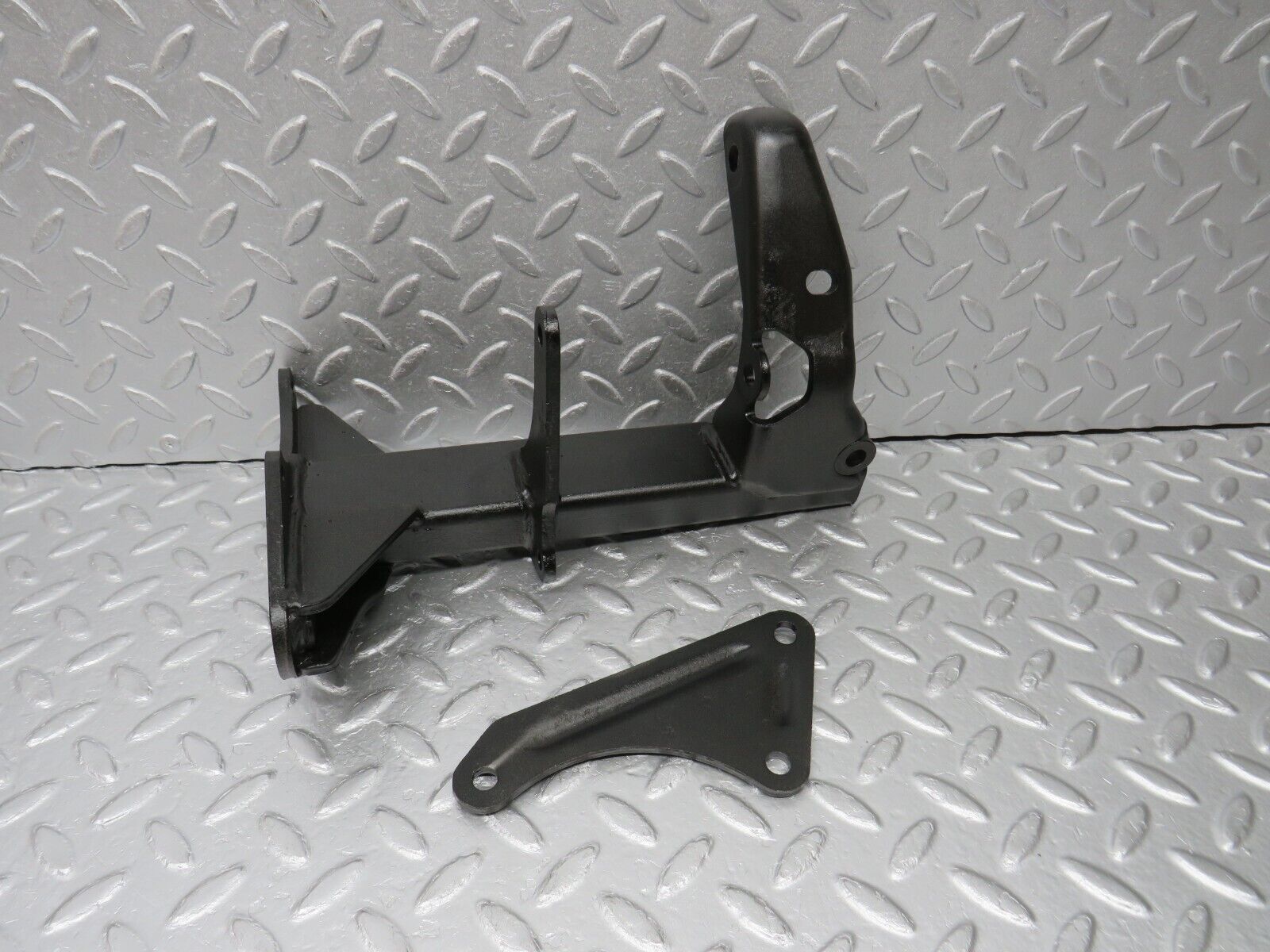 39290 Mercedes-Benz R107 500SL Air Condition Compressor Mount Bracket