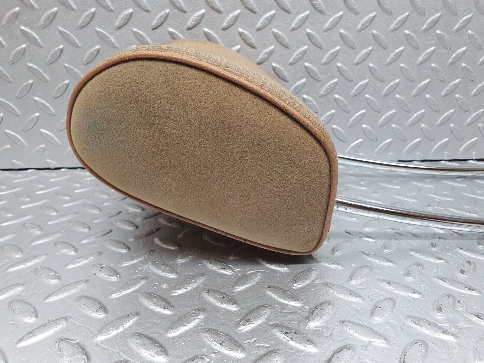 41724 Mercedes-Benz W124 200E Front Right Seat Headrest