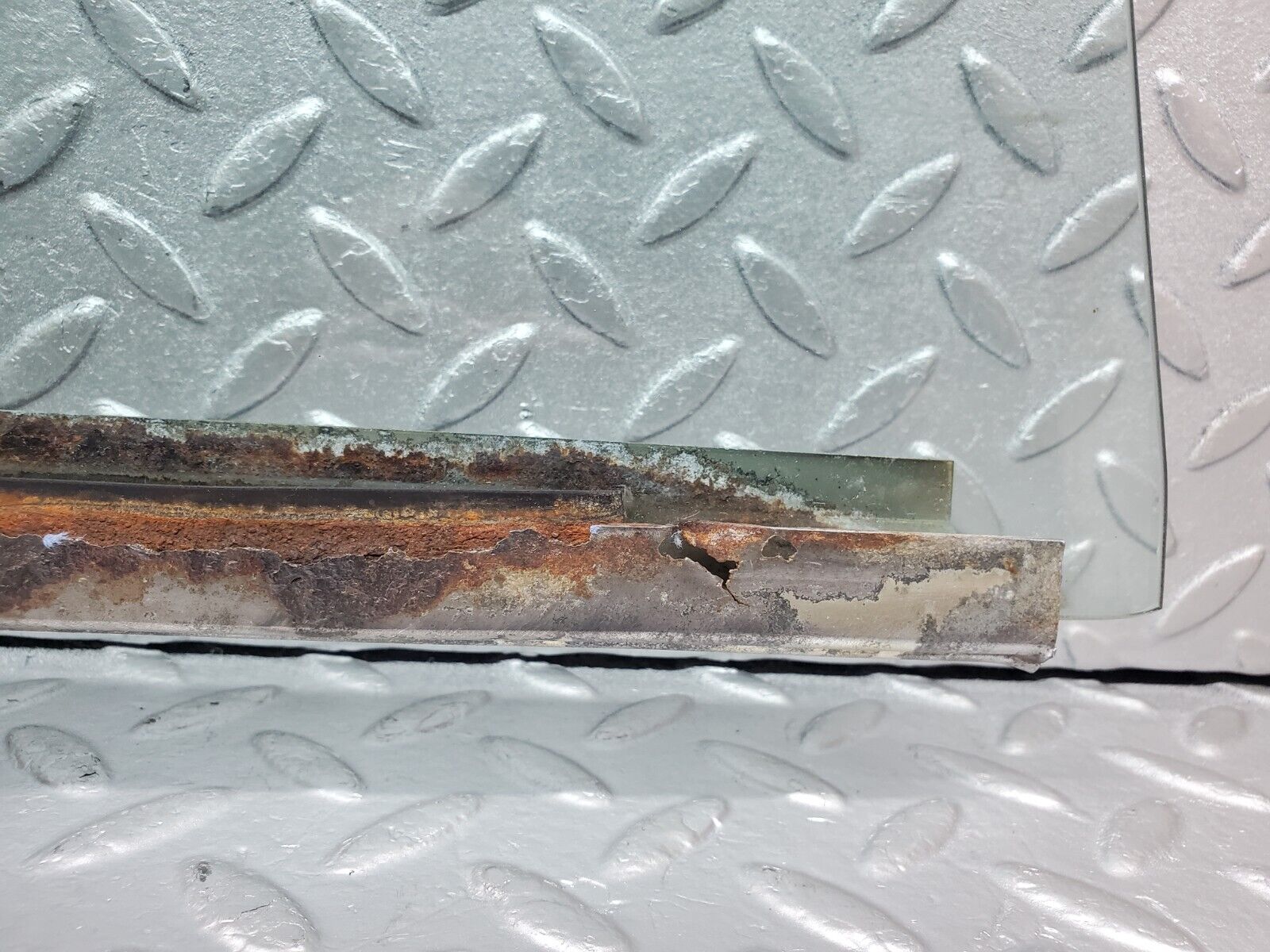 44365 Mercedes-Benz W123 280E Front Left Door Window Glass