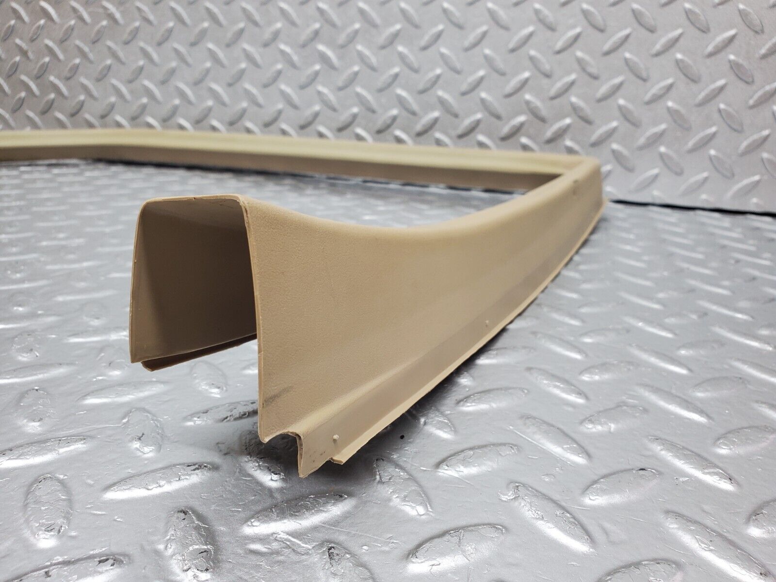 45860 Mercedes-Benz W126 420SE Front Right Door Window Frame Cover 1267250471