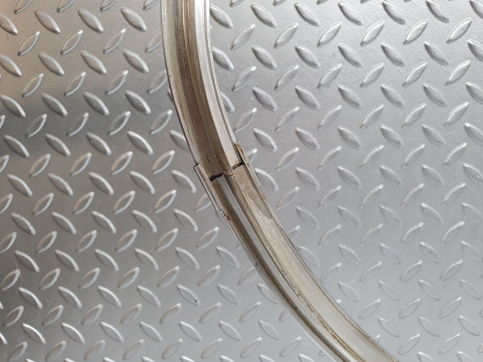 44102 Mercedes-Benz C123 230CE Coupe Rear Windscreen Chrome Frame