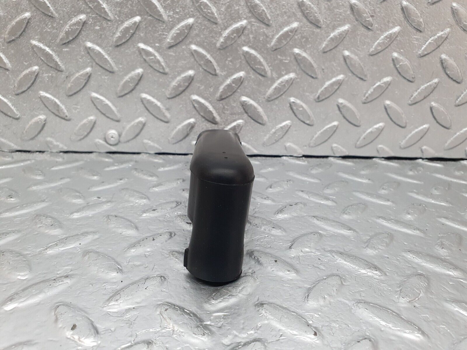 43998 Mercedes-Benz C123 230CE Coupe Crankcase Breather Pipe 1020942682