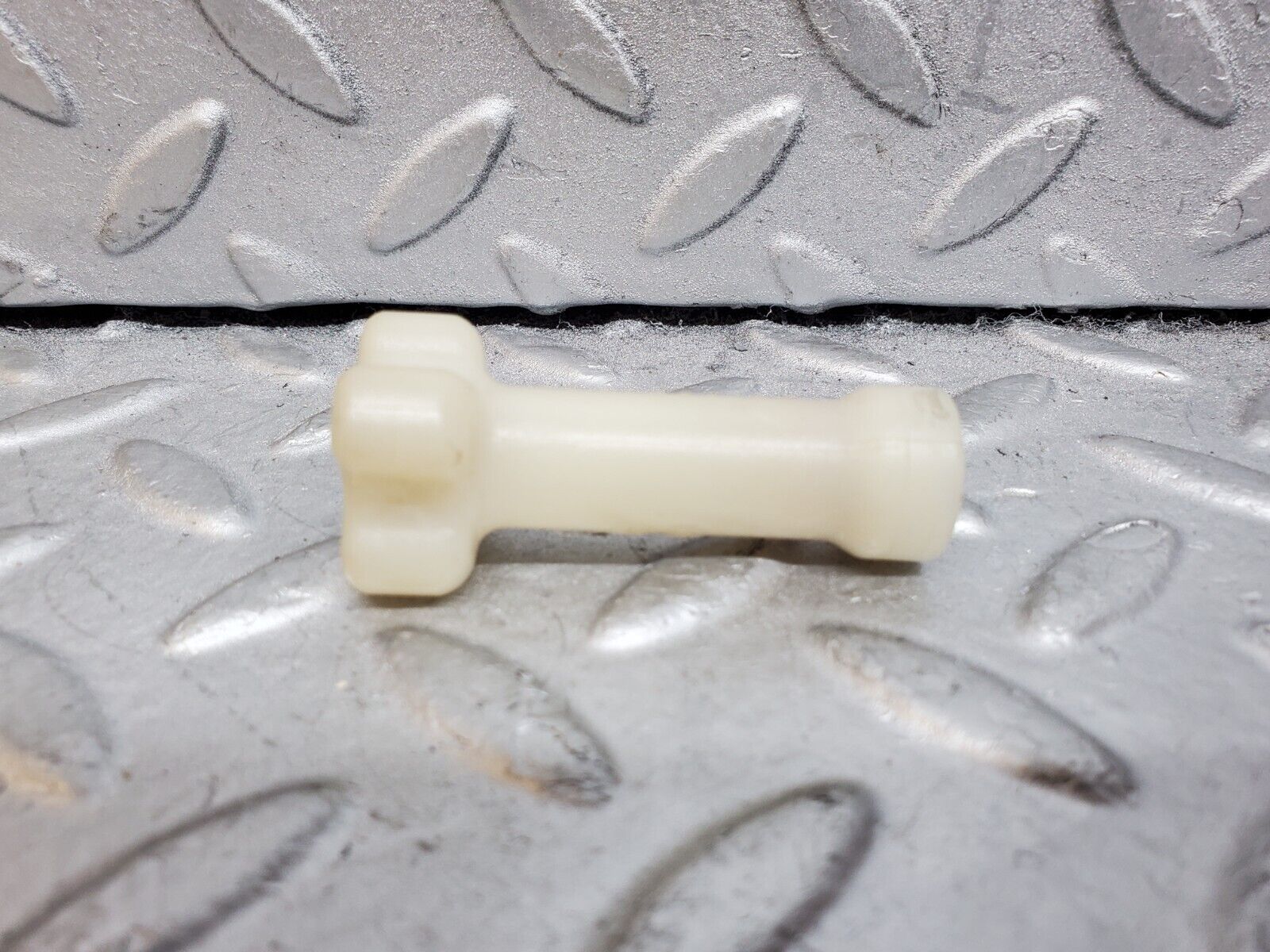 44800 Mercedes-Benz W124 220E Windscreen Washer Reservoir Holder 2018690028