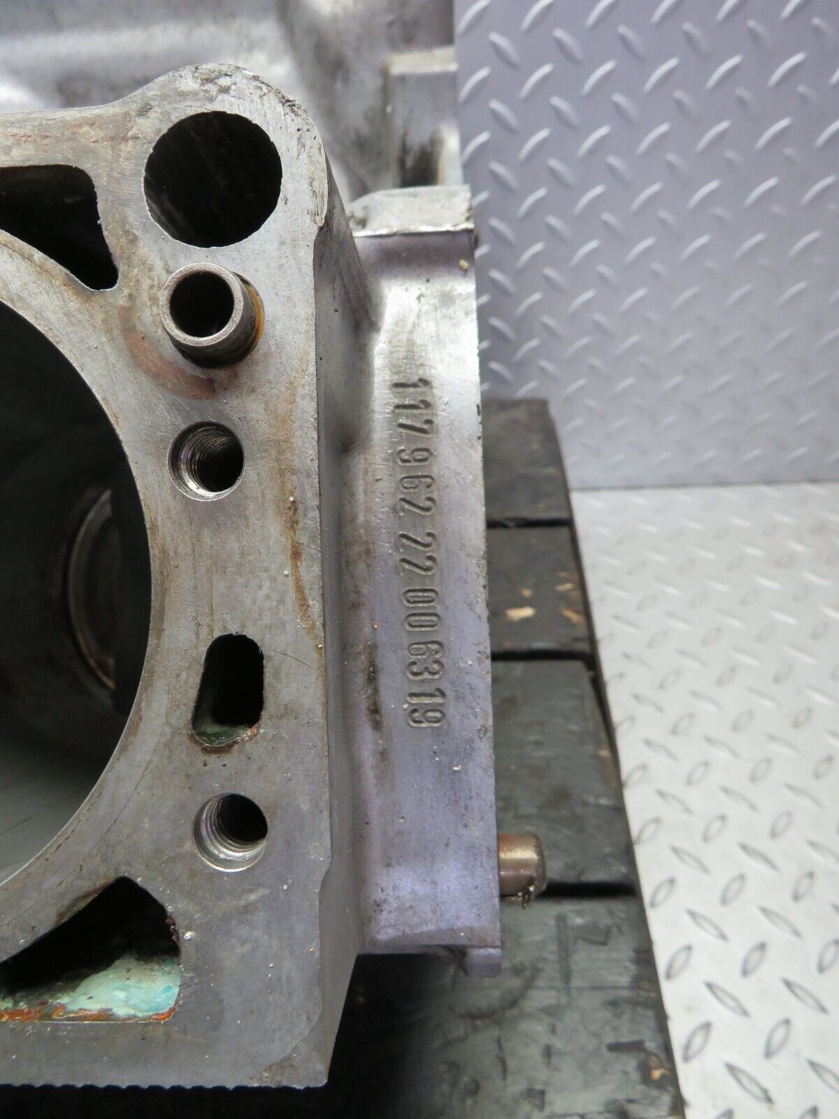 39319 Mercedes-Benz R107 500SL Engine Block M117.962 1170112401