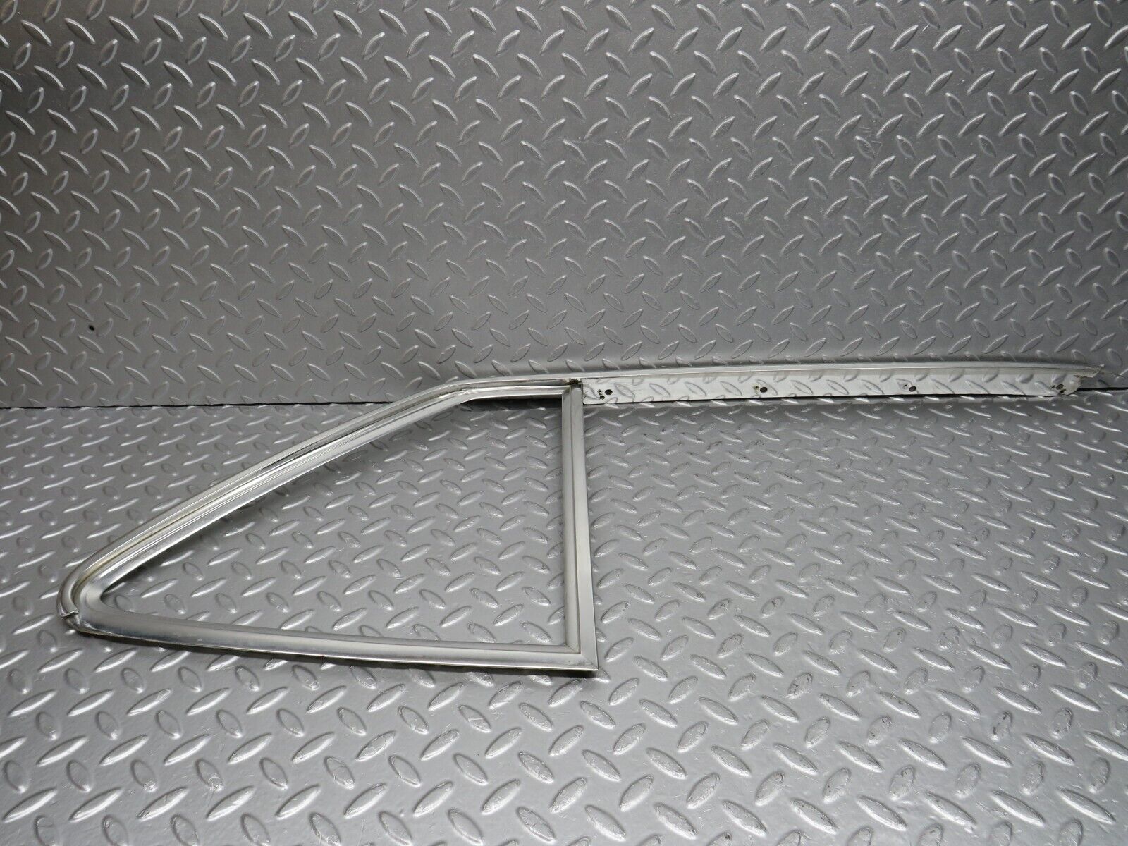 40197 Mercedes-Benz R107 Hardtop Side Window Chrome Moulding Trim Right