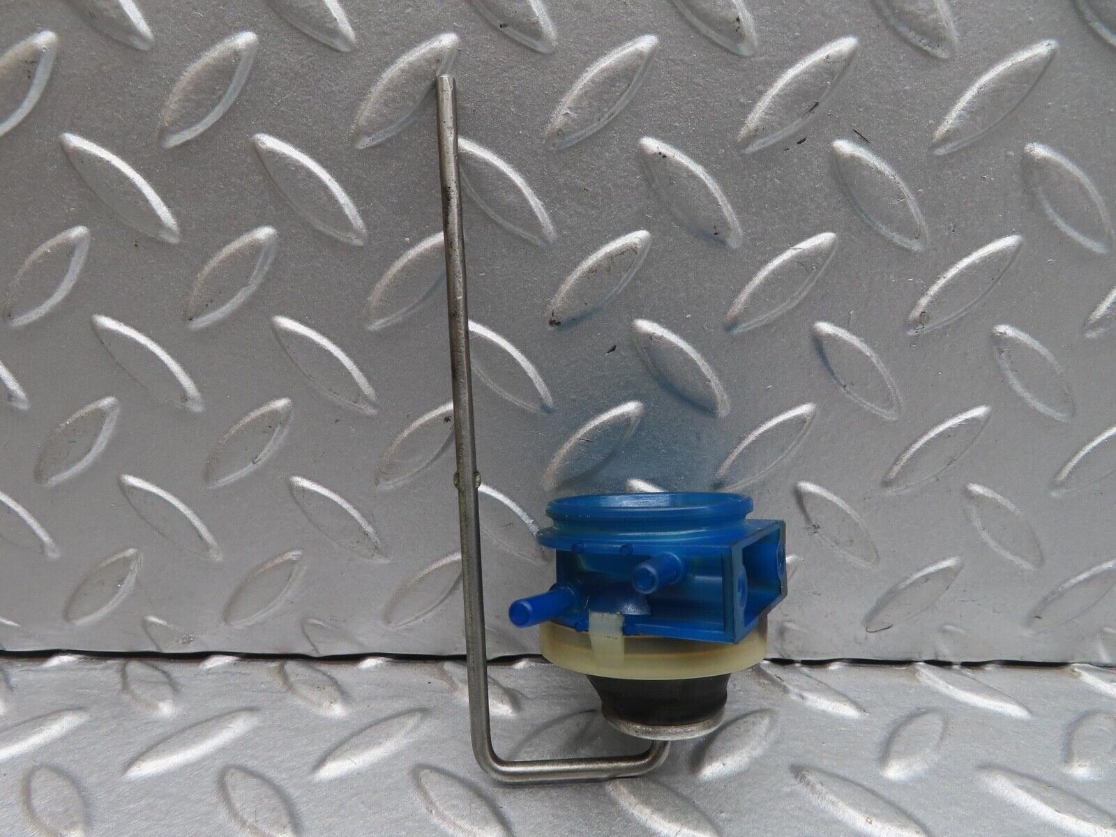 13908 Mercedes-Benz C107 280SLC Fuel Tank Flap Vacuum Lock Actuator