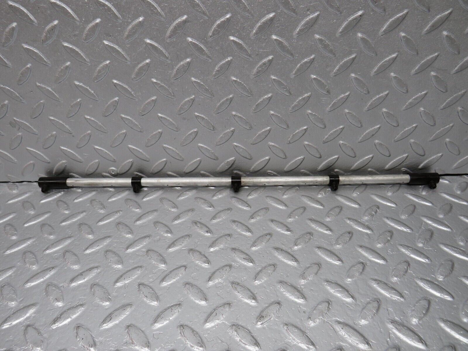 39157 Mercedes-Benz R107 500SL Camshaft Oil Tube