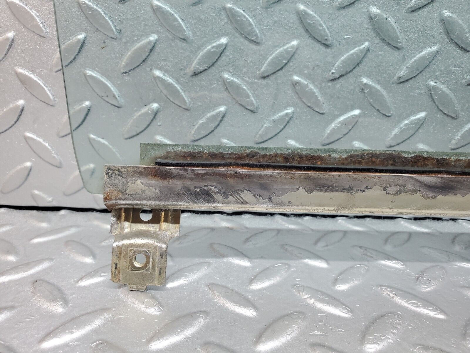 44365 Mercedes-Benz W123 280E Front Left Door Window Glass