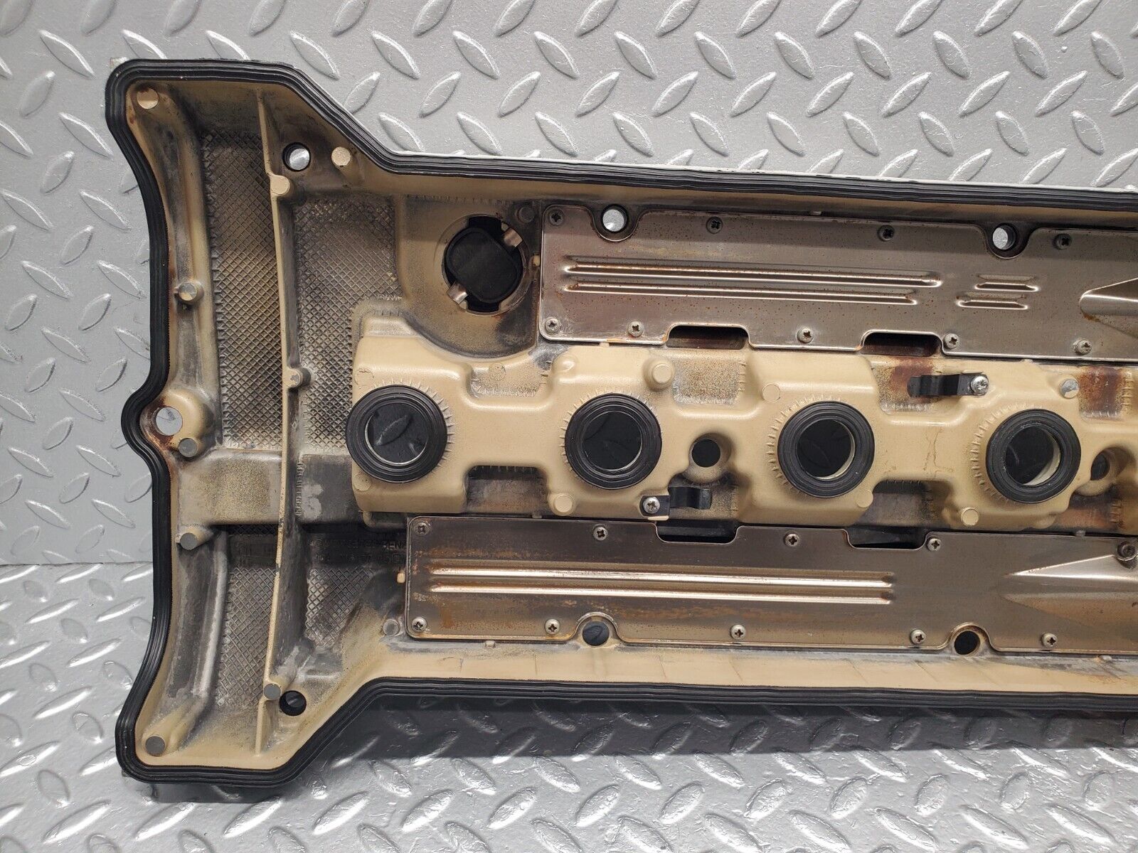 46232 Mercedes-Benz W124 280E Cylinder Head Valve Cover 1040160705