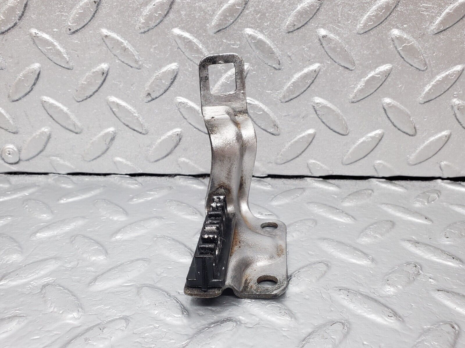 45445 Mercedes-Benz 280E M110.988 Accelerator Cable & Ignition Leads Holder 1101590540