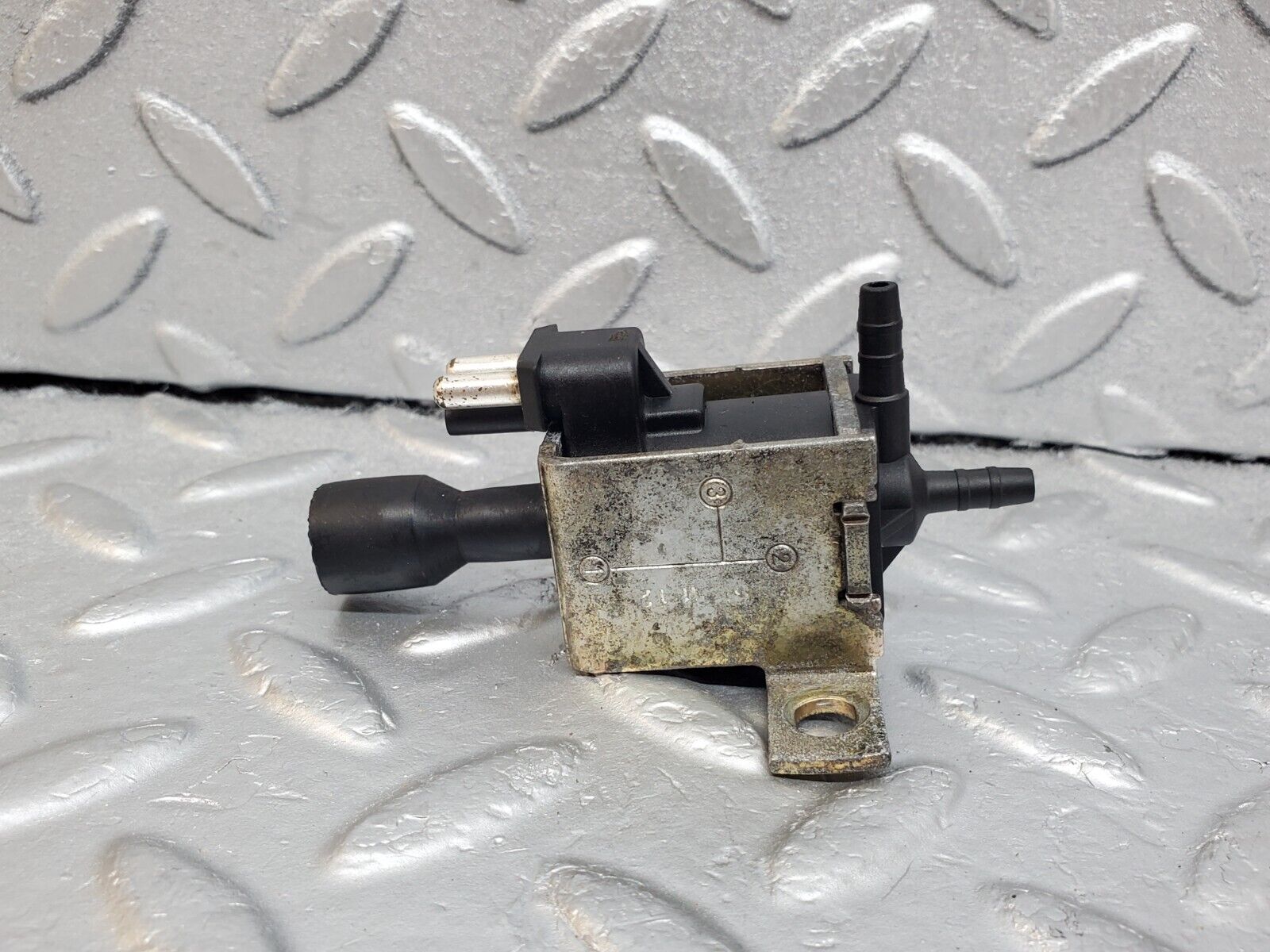 44707 Mercedes-Benz W124 220E Vacuum Solenoid Binder 0015408697