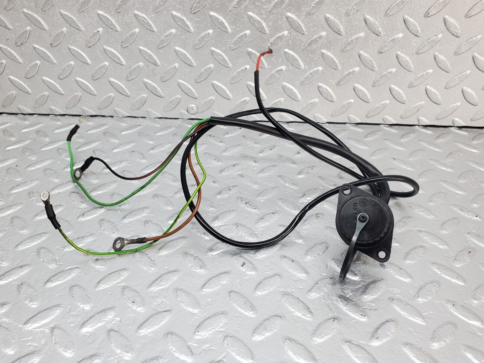 44417 Mercedes-Benz W123 280E Diagnostic Connector 1235450003