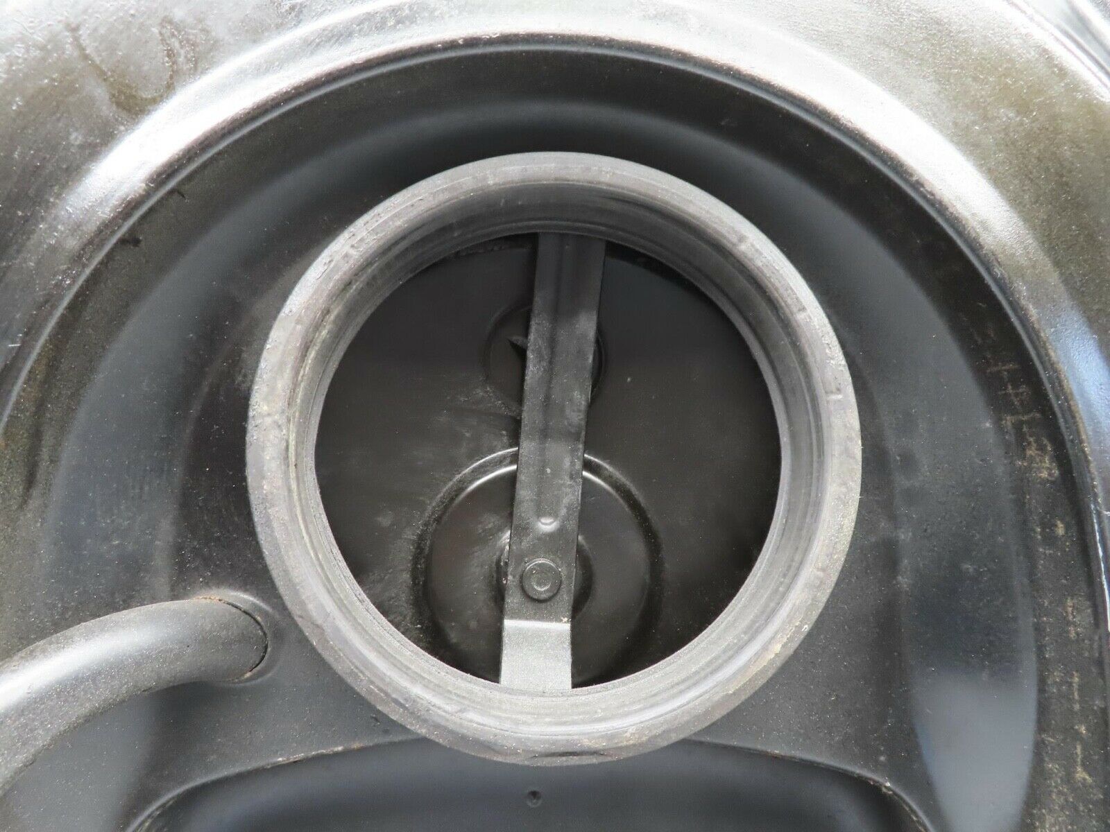 11822 Mercedes-Benz R107 450SL Air Filter Housing 4517485106