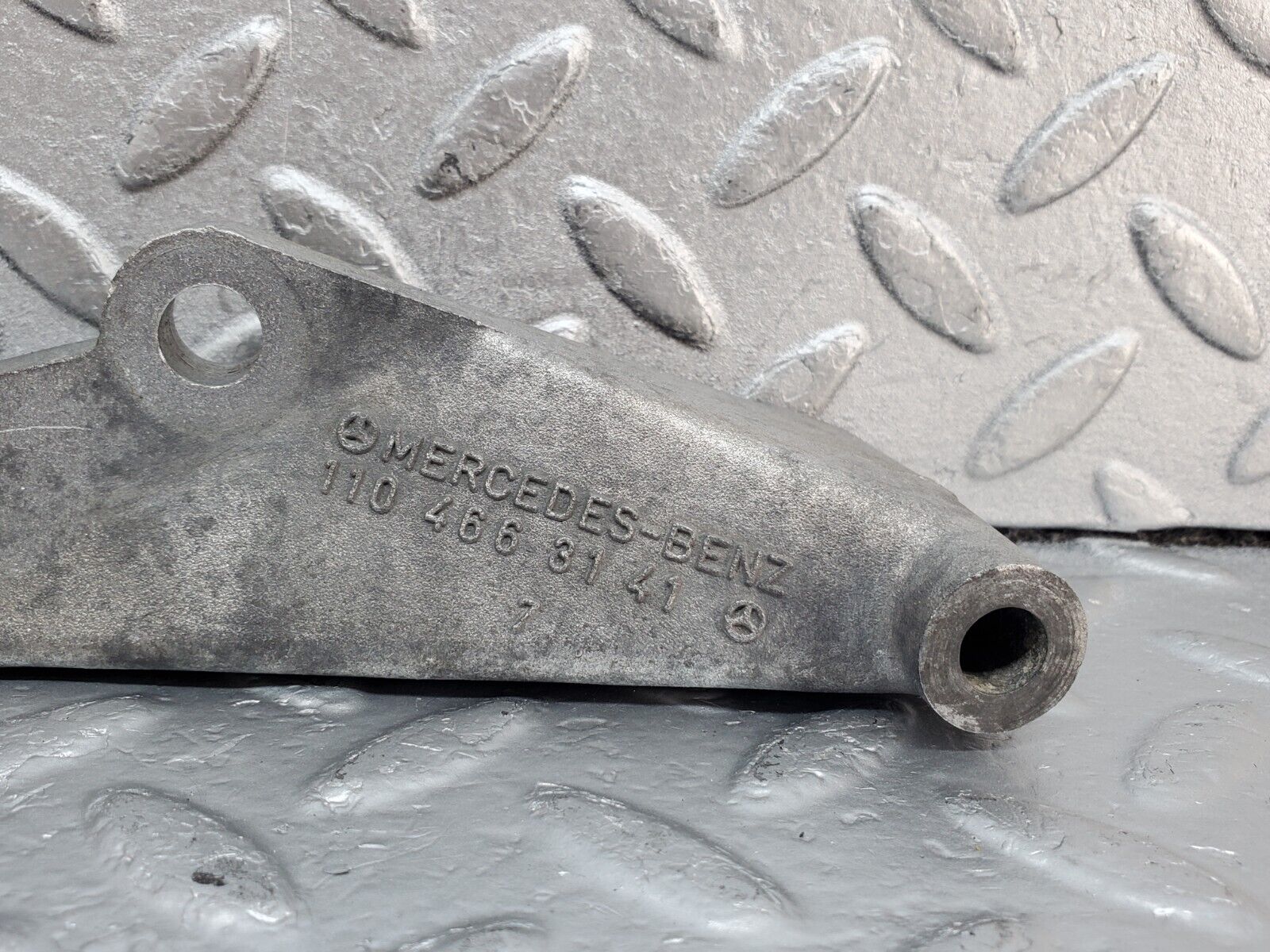 45415 Mercedes-Benz 280E M110.983 Power Steering Pump Bracket 1104663141