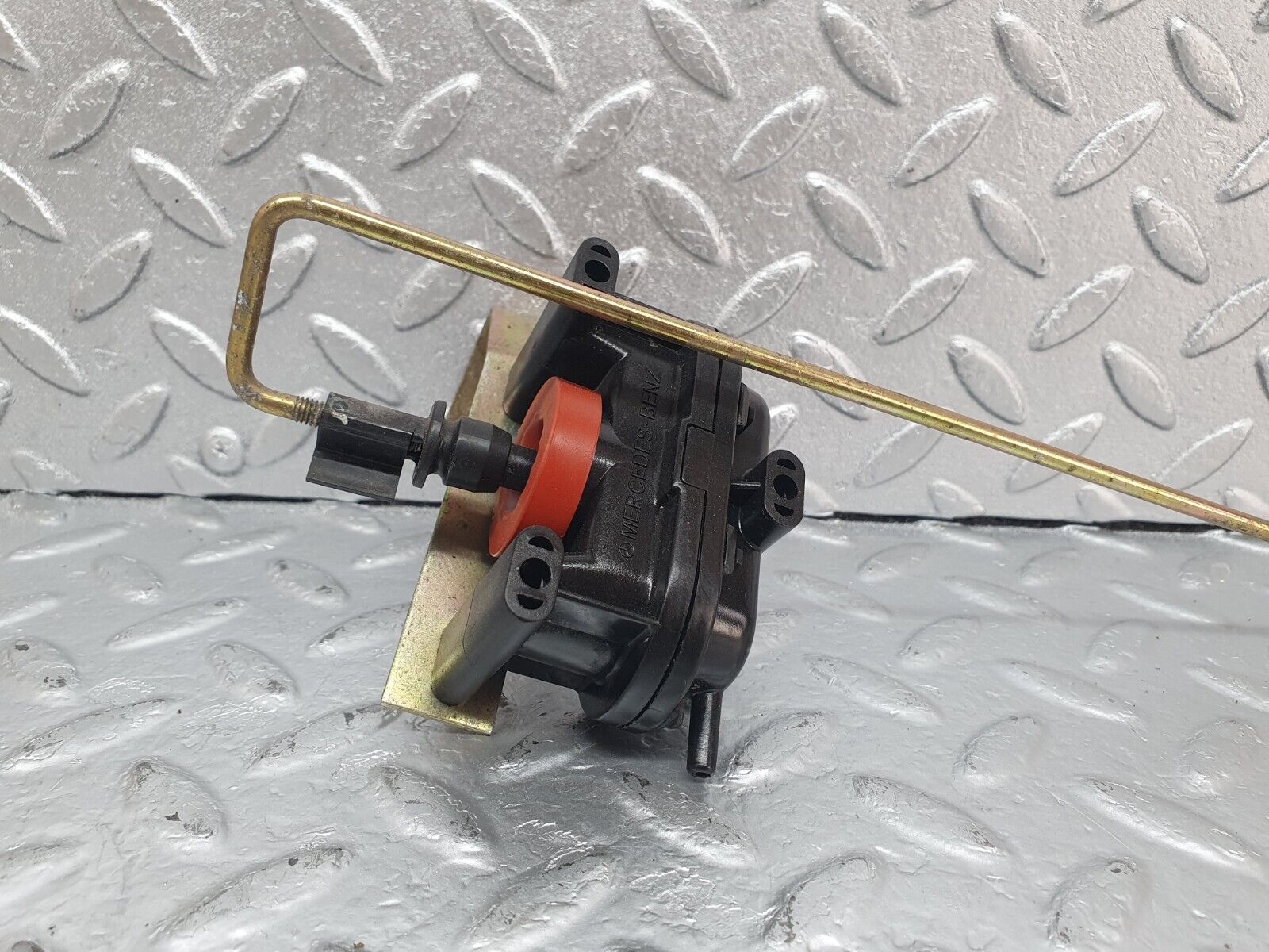 43680 Mercedes-Benz C126 380SEC Coupe Fuel Tank Flap Cap Vacuum Actuator