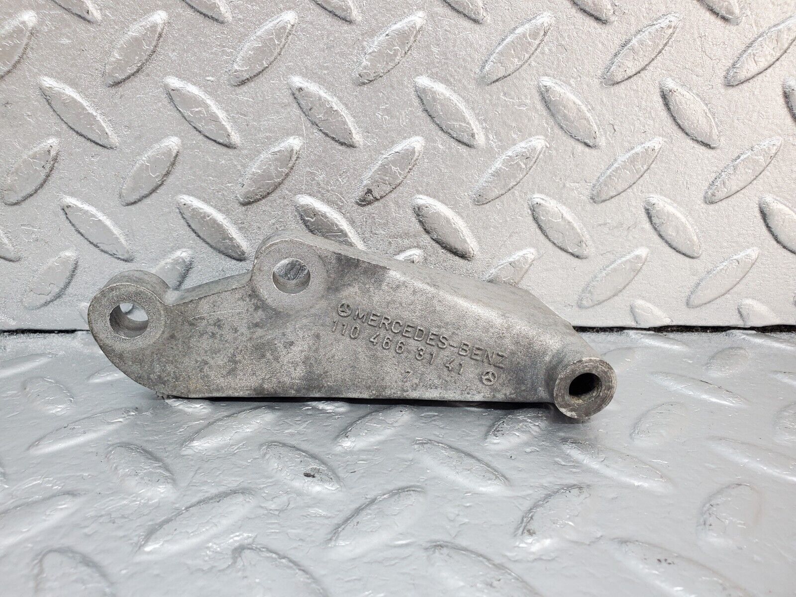 45415 Mercedes-Benz 280E M110.983 Power Steering Pump Bracket 1104663141