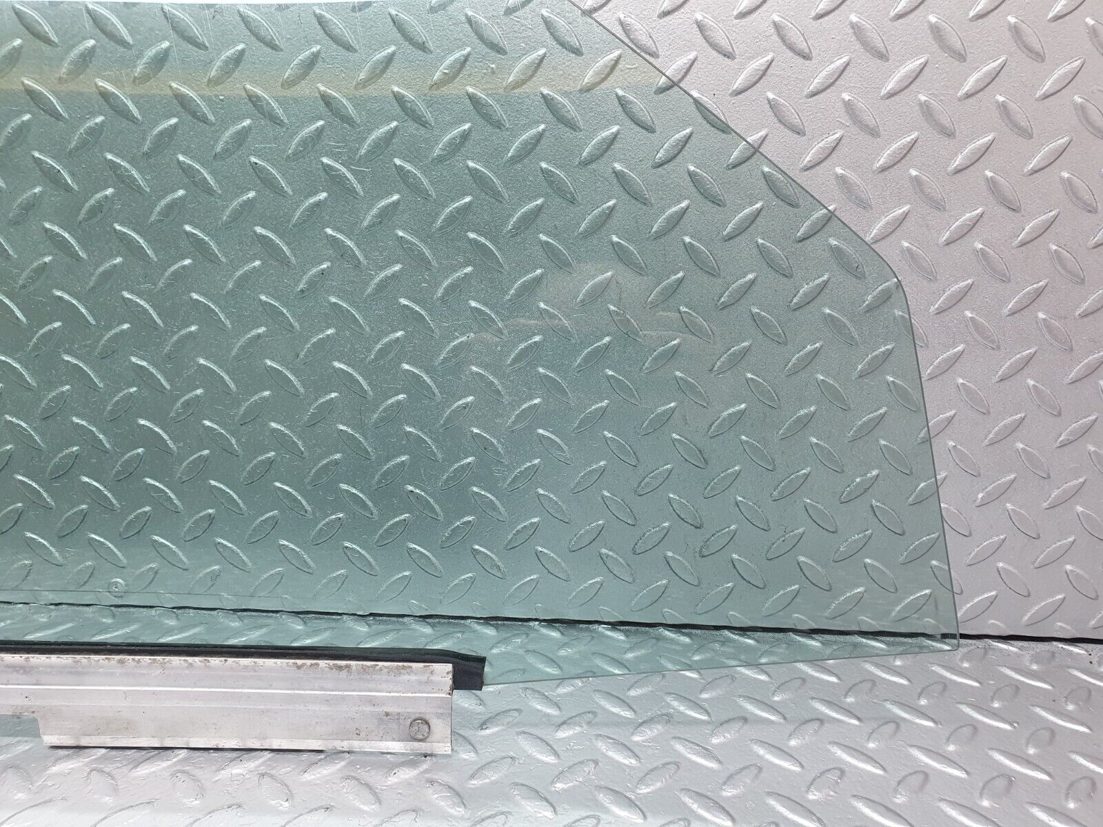 42868 Mercedes-Benz W201 190 2.0L Front Right Door Window Glass