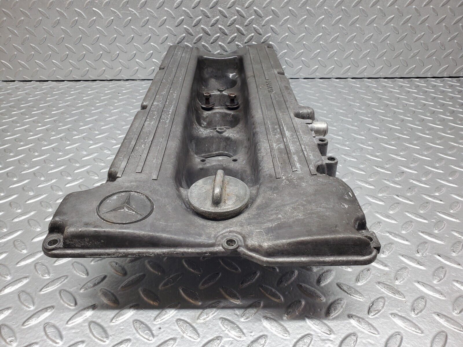 45437 Mercedes-Benz 280E M110.988 Cylinder Head Valve Cover 1100160905