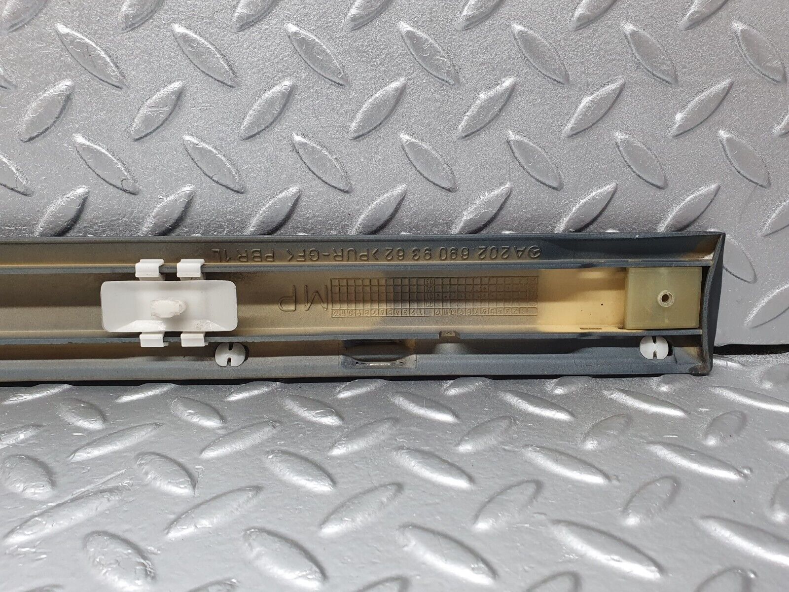 41805 Mercedes-Benz W202 C200 Front Left Door Centre Moulding Trim 2026909362